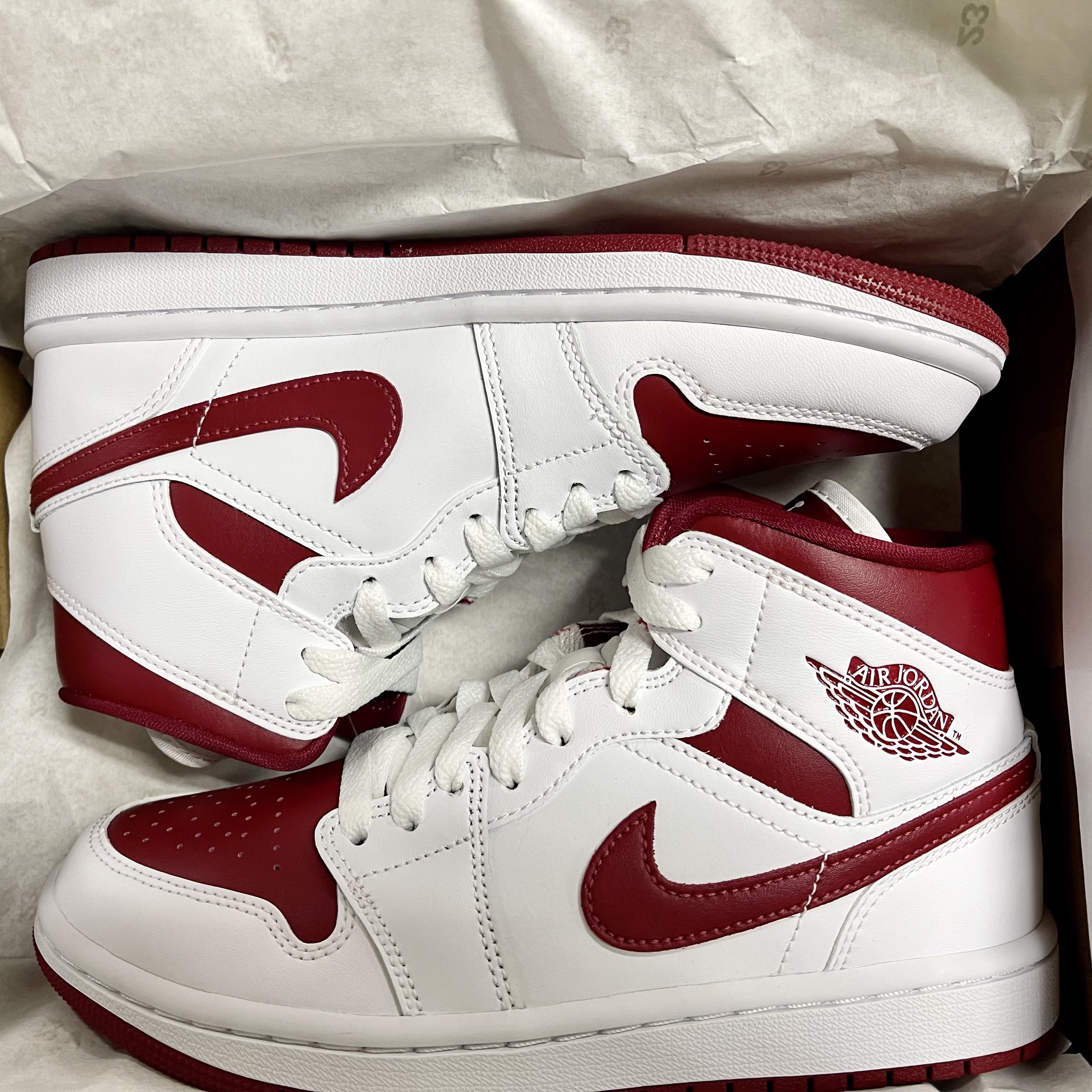 (W) Jordan 1 Mid Championship Red 착용 스타일