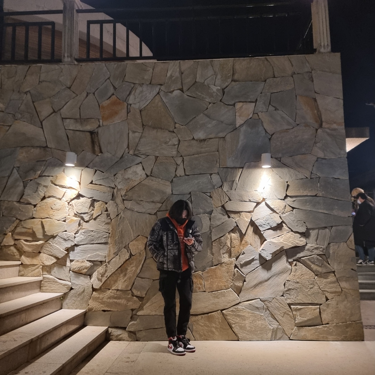 The North Face 1996 Novelty Nuptse Jacket Real Black - 21FW, Jordan 1 Mid Gym Red Black White 착용 스타일 - 3