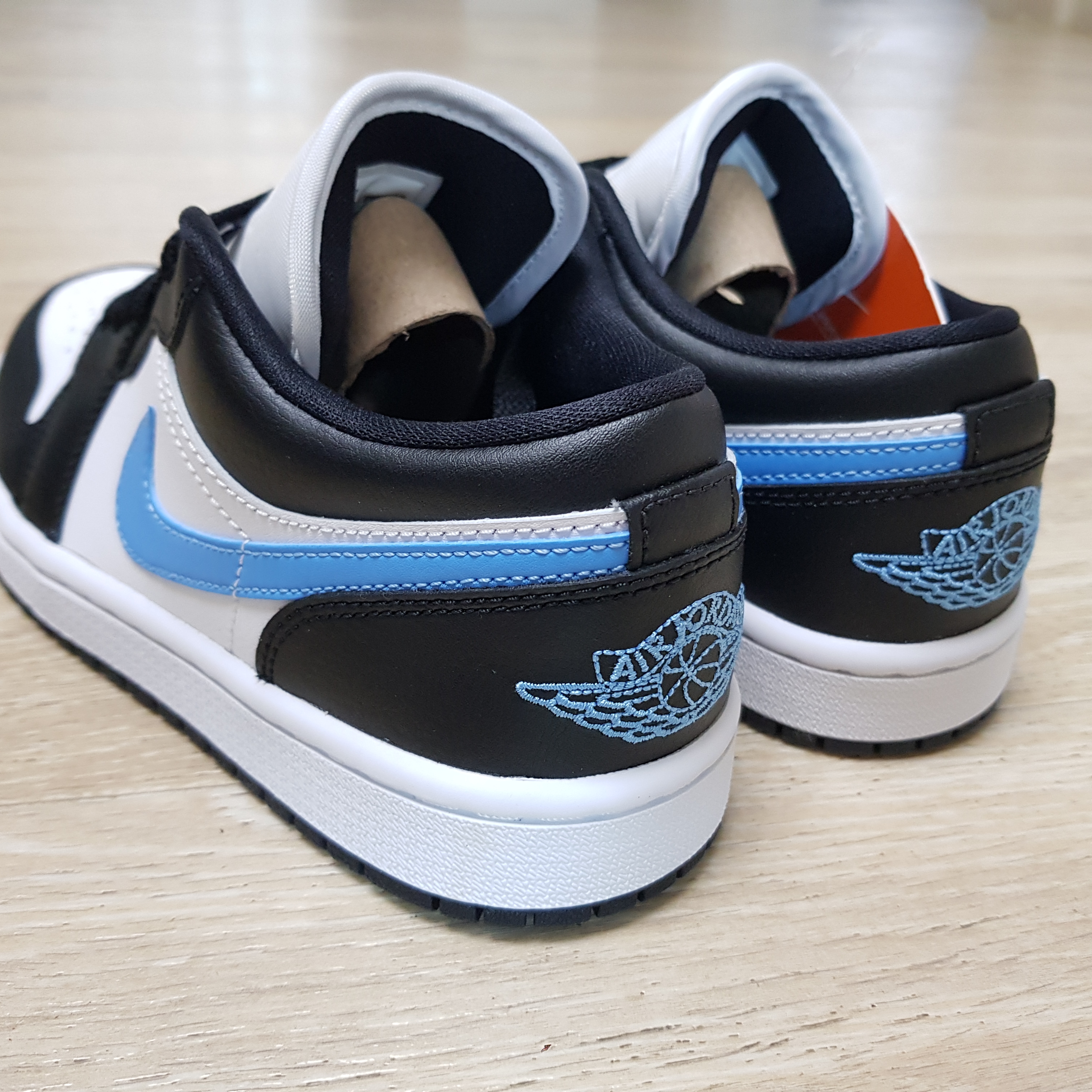 (W) Jordan 1 Low Black University Blue 착용 스타일 - 3