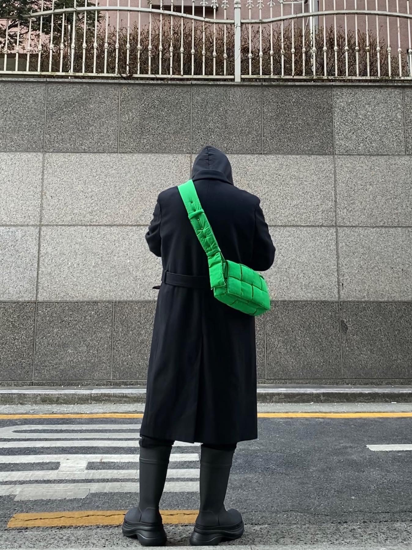 Bottega Veneta Padded Tech Cassette Parakeet 착용 스타일