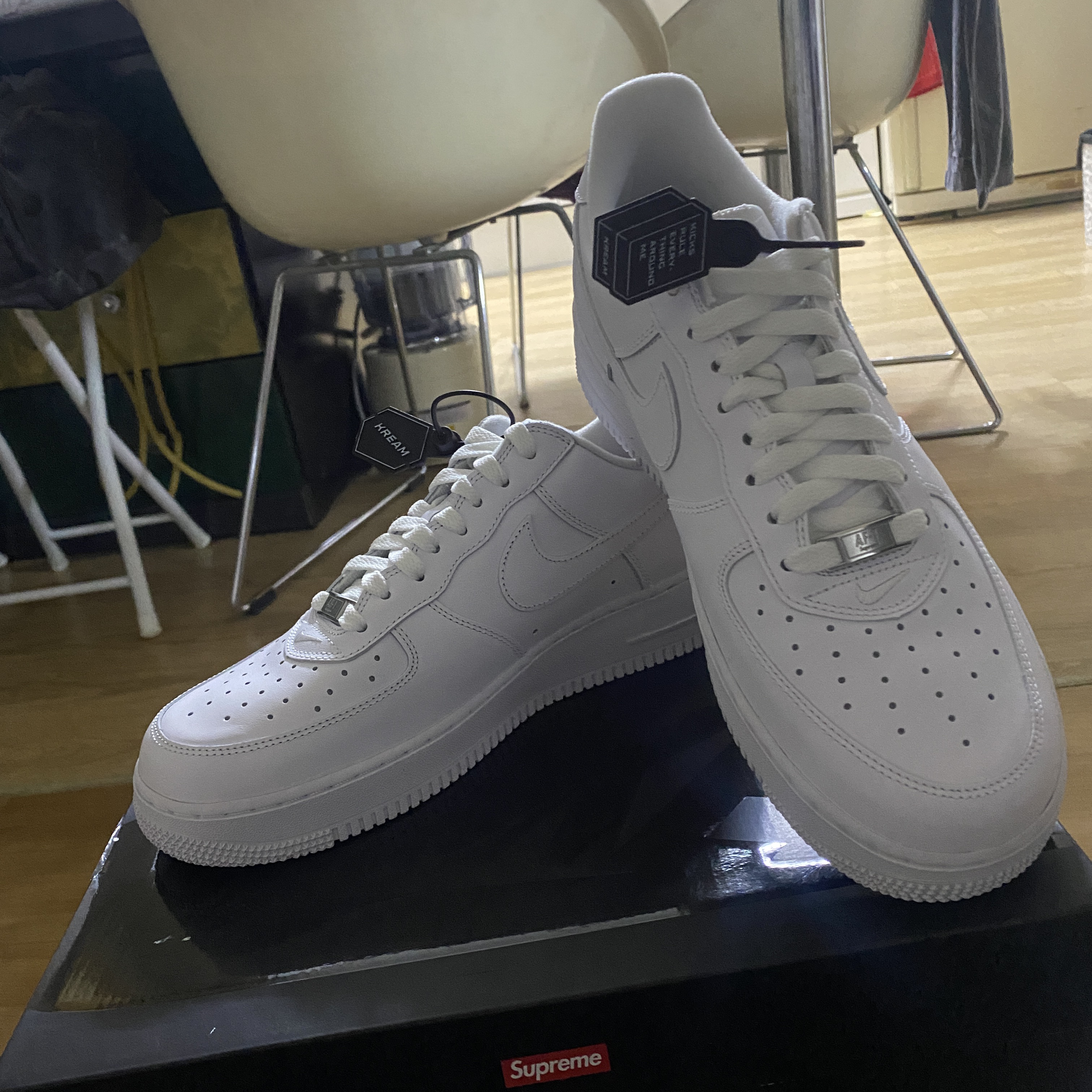Nike x Supreme Air Force 1 Low White 착용 스타일