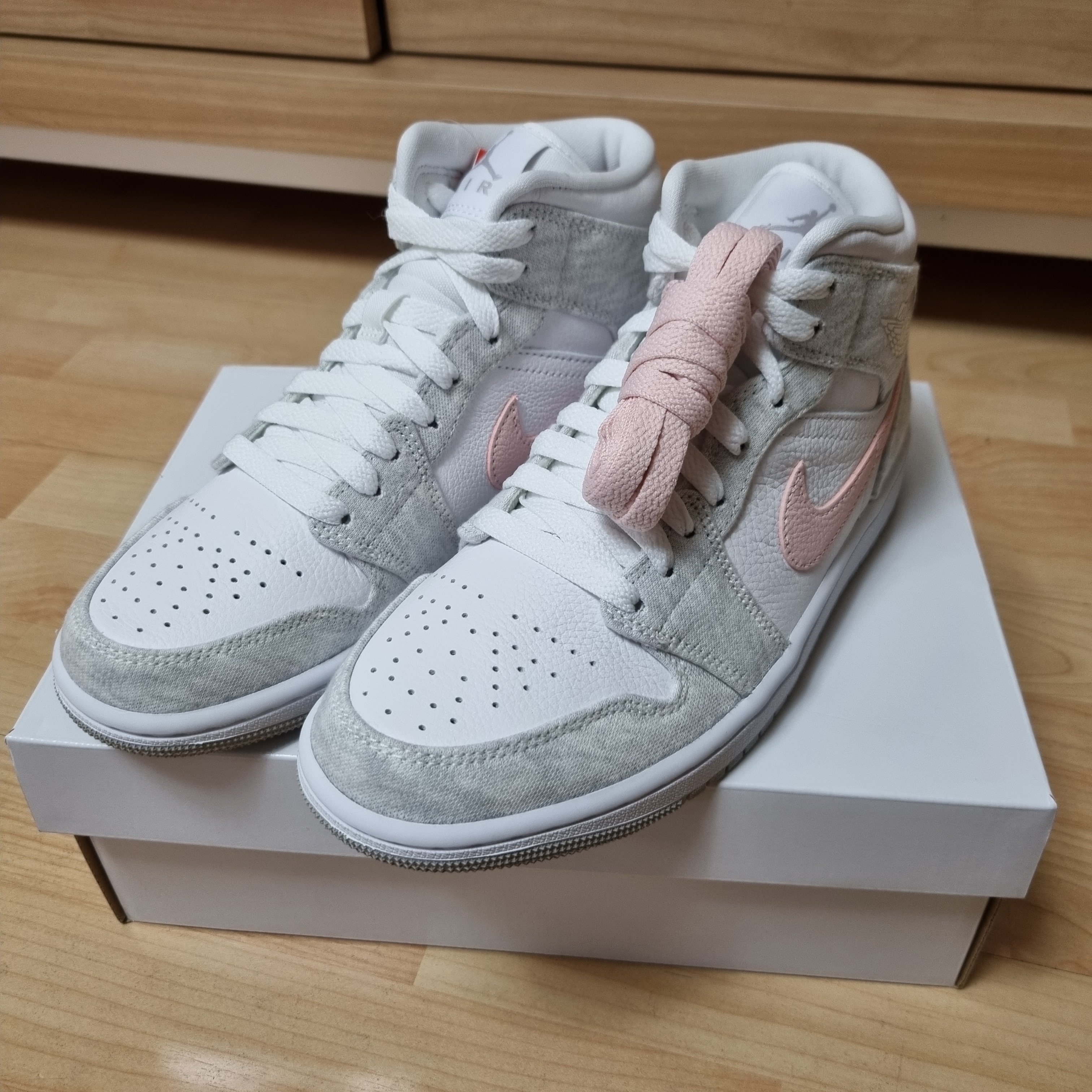 (W) Jordan 1 Mid SE Light Iron Ore 착용 스타일
