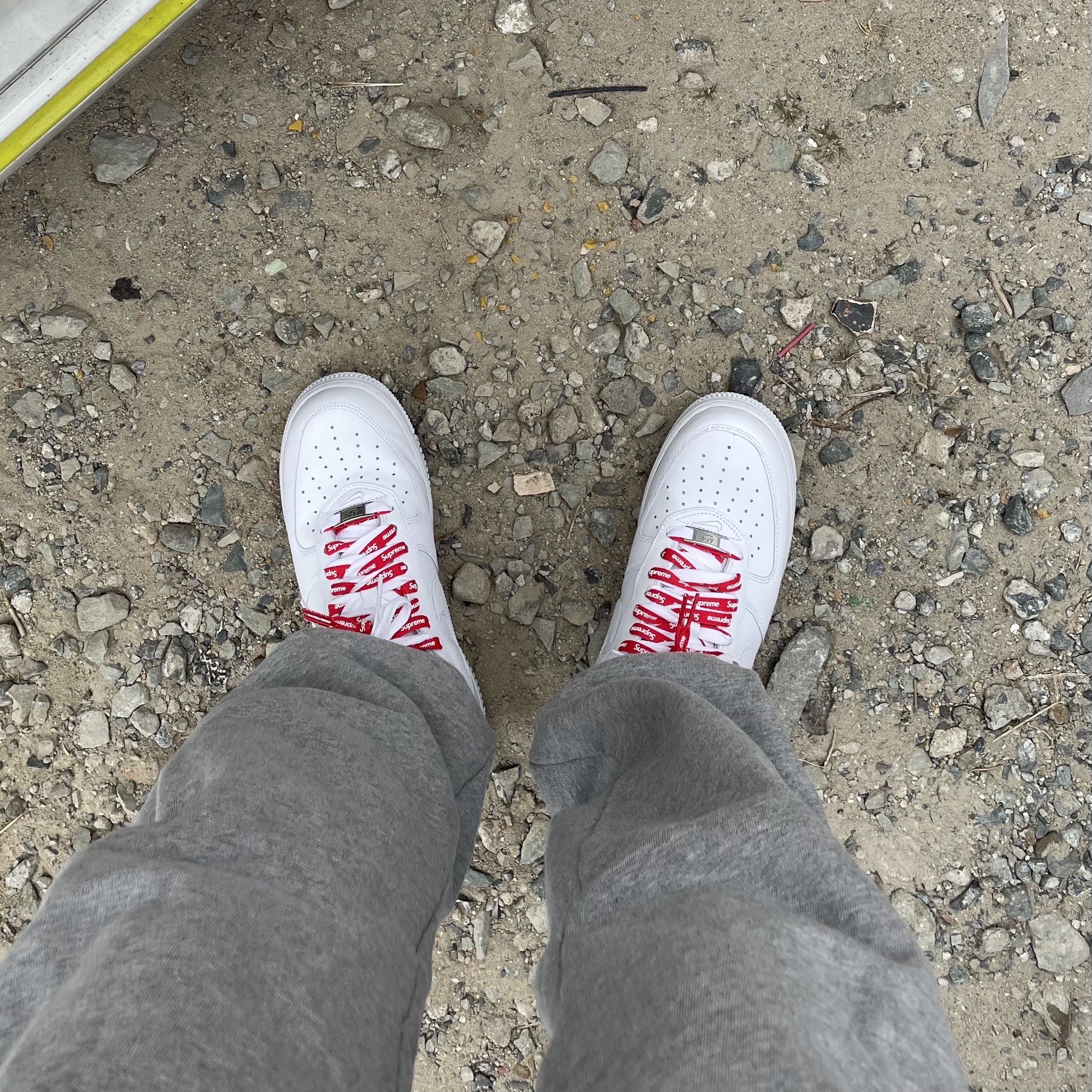 Nike x Supreme Air Force 1 Low White 착용 스타일 - 3
