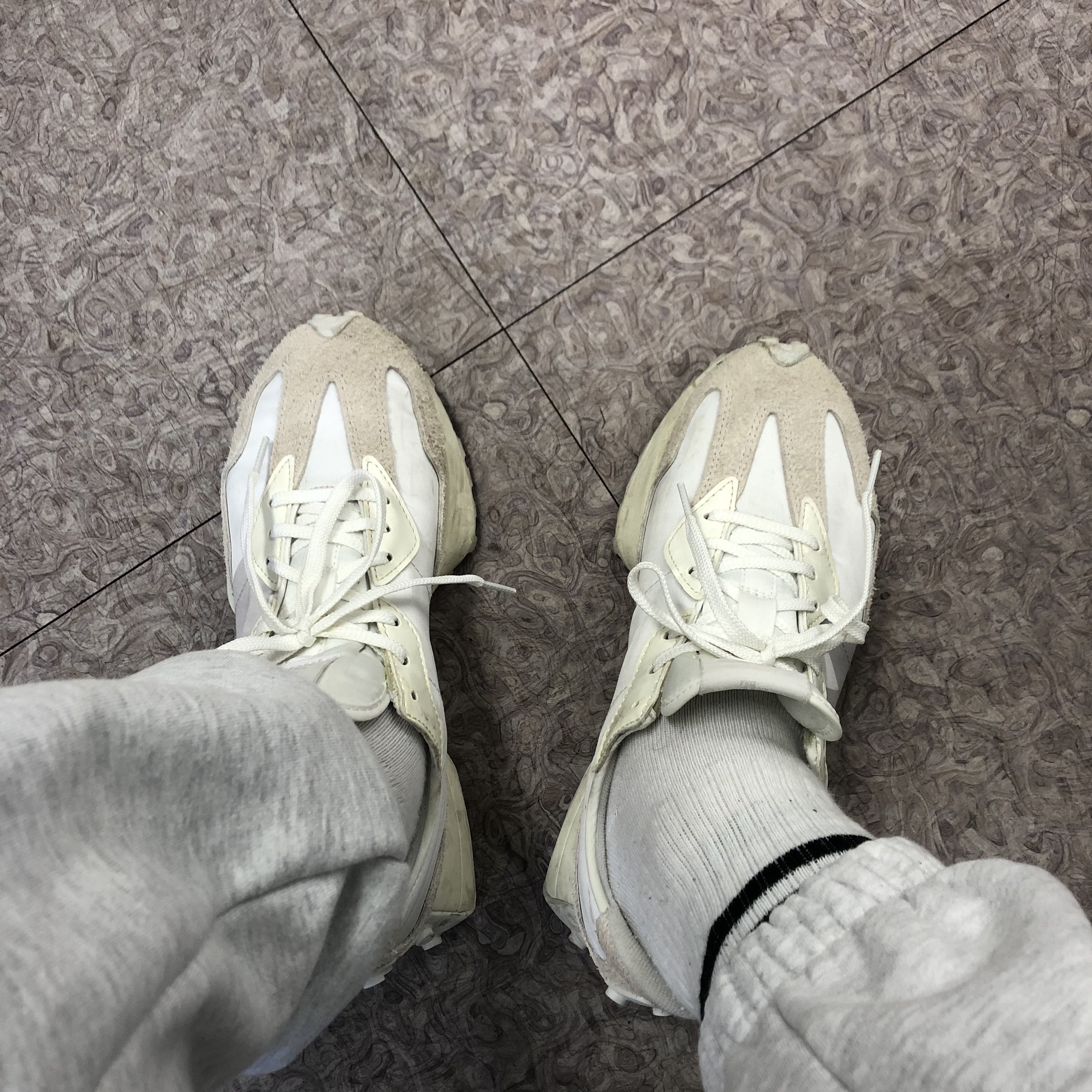(W) New Balance 327 White Moonbeam 착용 스타일