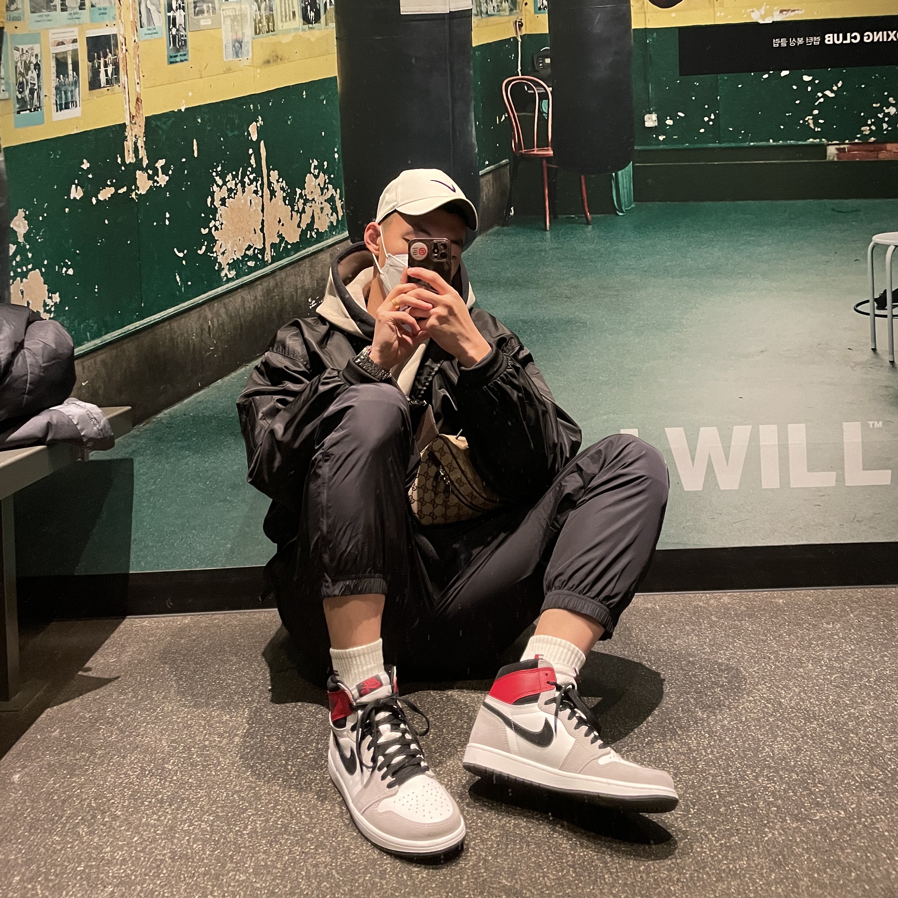 Jordan 1 Retro High OG Light Smoke Grey, Nike x Drake Nocta Essential Track Pants Black - Asia 착용 스타일