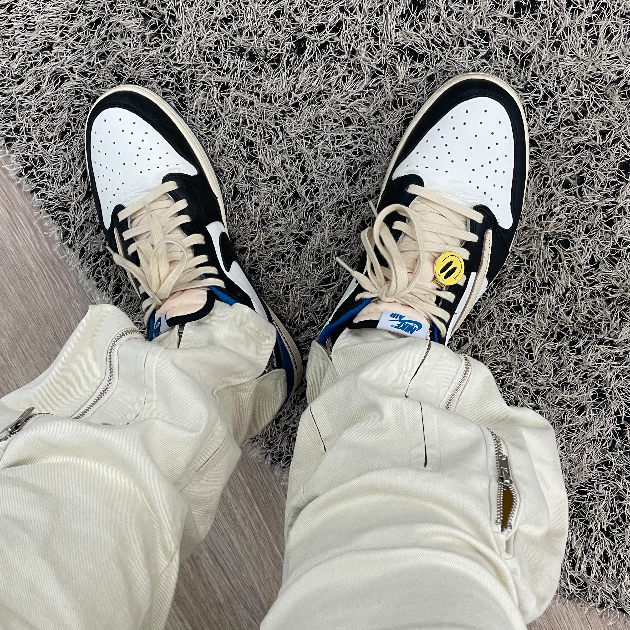 Jordan 1 x Travis Scott x Fragment Retro Low OG SP Military Blue, Yeezy Gap Round Jacket Black 착용 스타일 - 4
