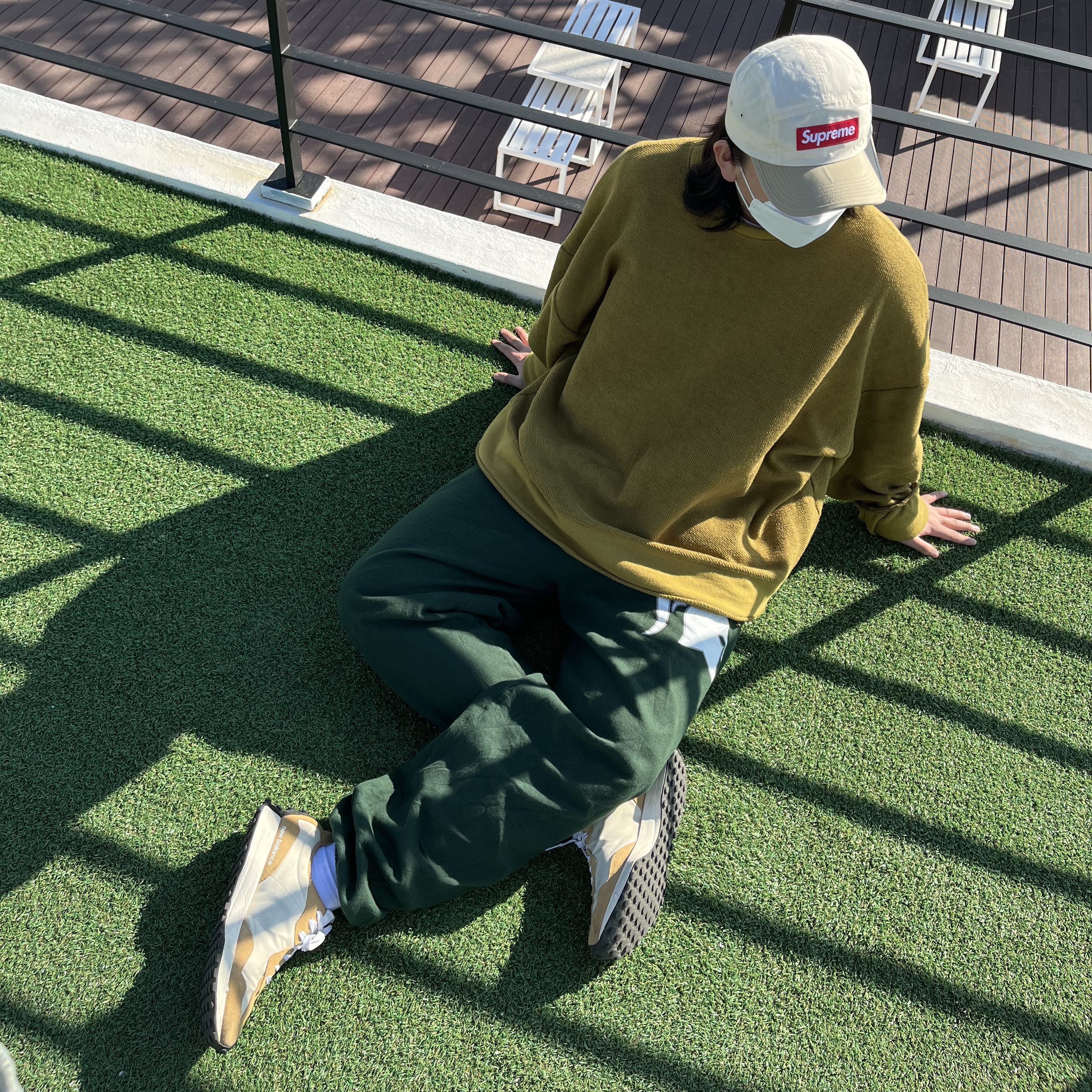 New Balance 327 Moonbeam Ghost Pepper, Supreme Waxed Cotton Camp Cap Natural - 21FW 착용 스타일