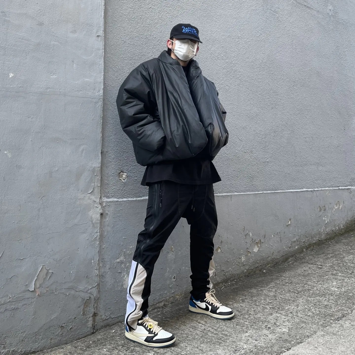 Jordan 1 x Travis Scott x Fragment Retro Low OG SP Military Blue, Yeezy Gap Round Jacket Black 착용 스타일 - 1