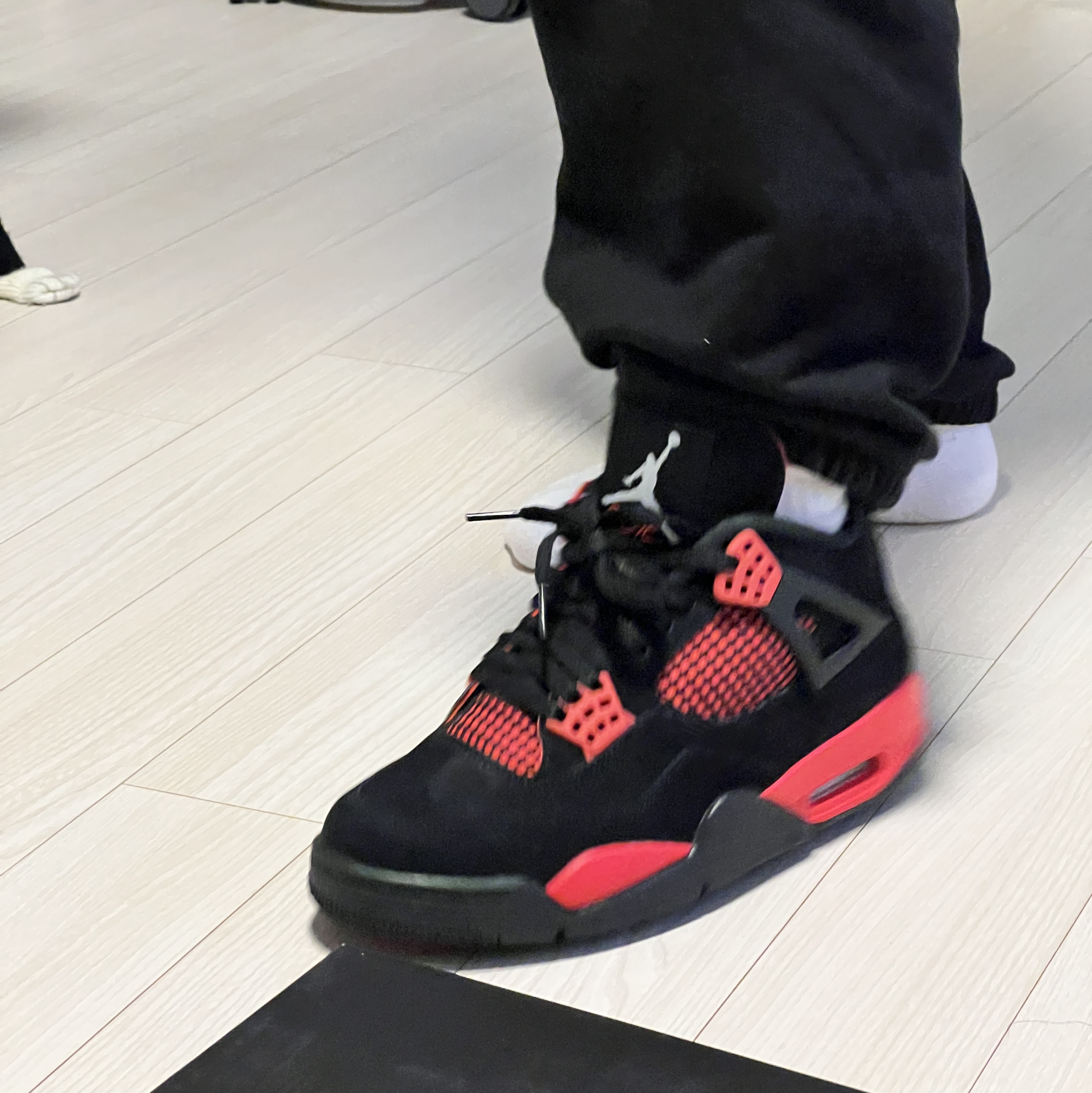 Jordan 4 Retro Crimson 착용 스타일 - 3
