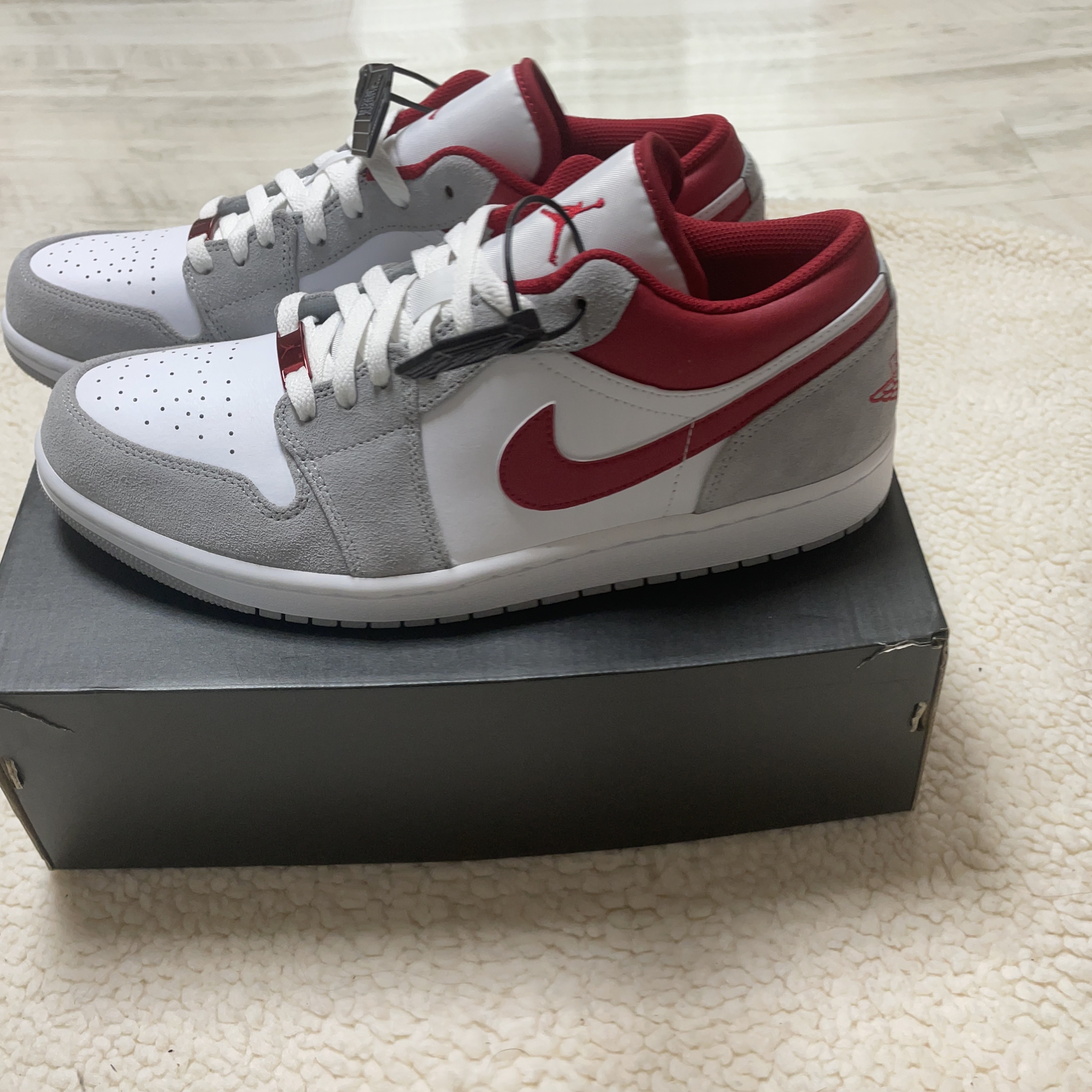 Jordan 1 Low SE Light Smoke Grey Gym Red 착용 스타일 - 2