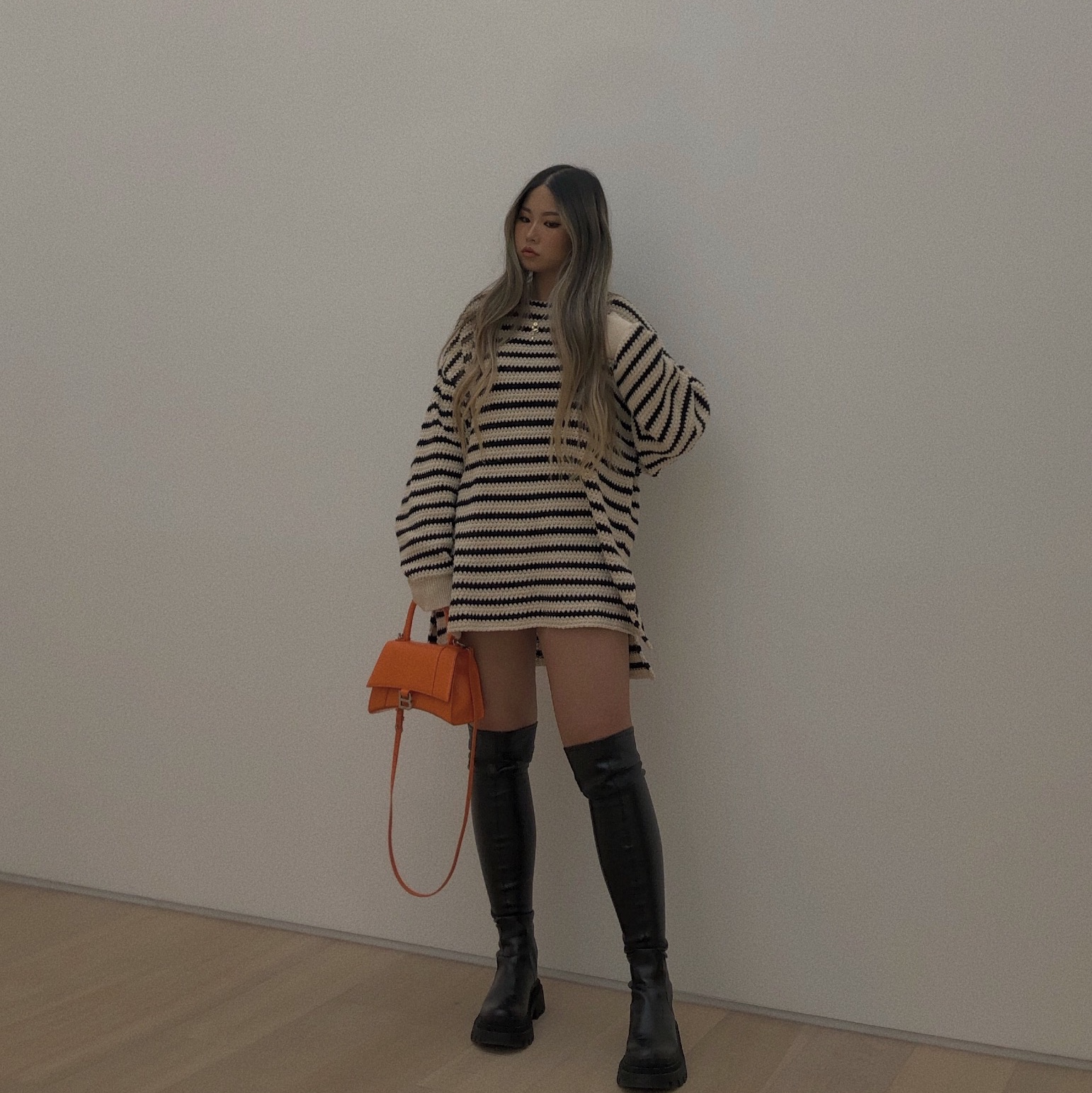 Gucci x Balenciaga The Hacker Project Small Hourglass Bag Beige Ebony 착용 스타일