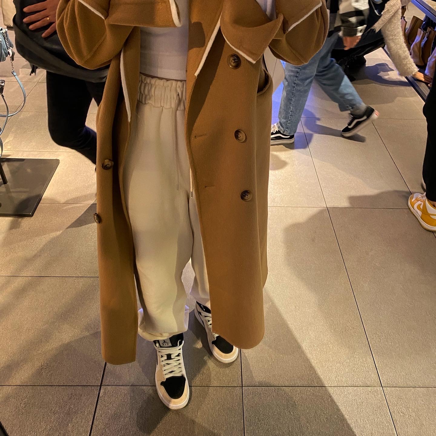 (W) Jordan 1 Mid Barely Orange 착용 스타일 - 2
