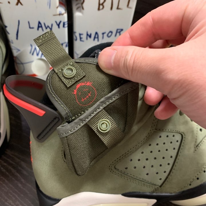 Jordan 6 x Travis Scott Retro Olive 착용 스타일 - 4