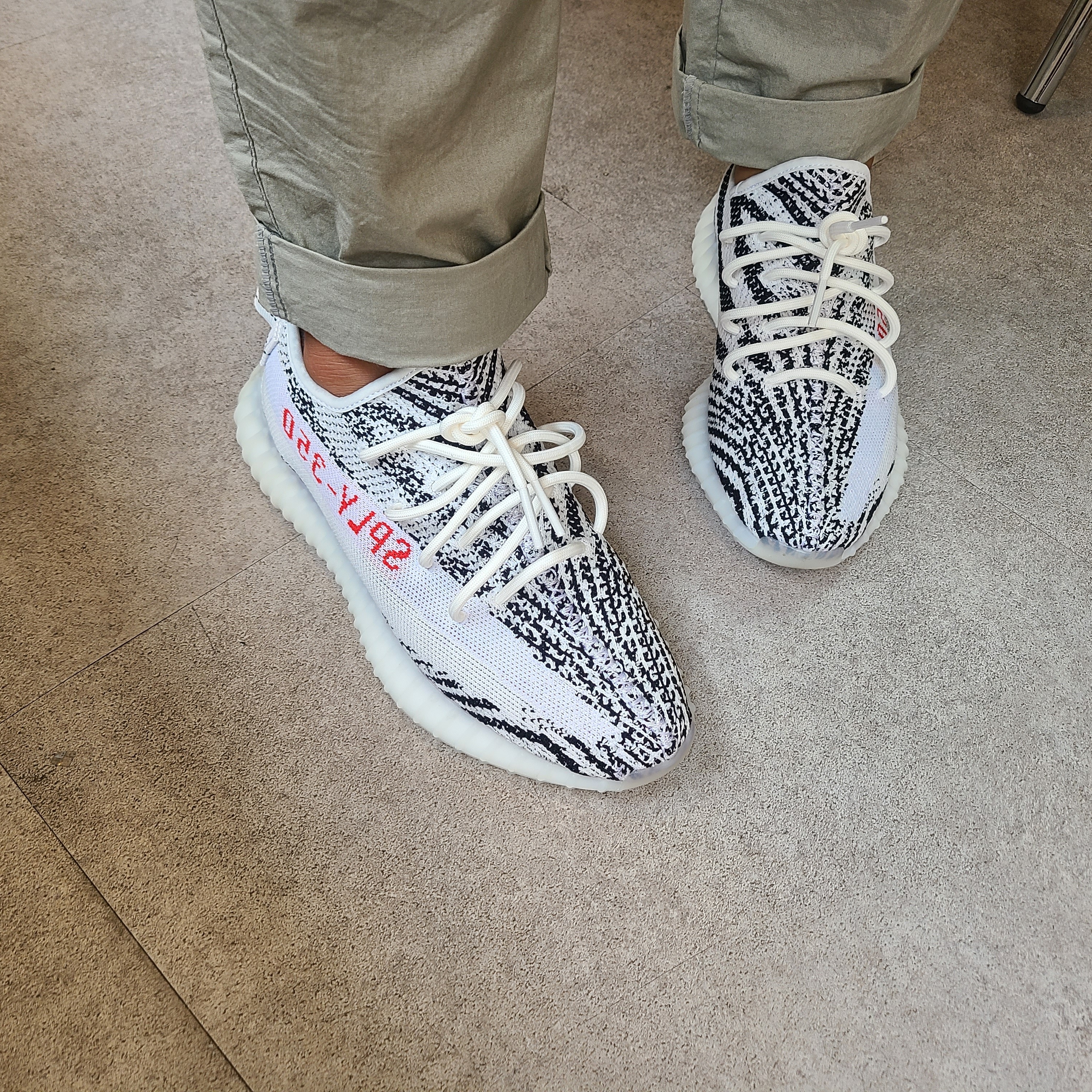 Adidas Yeezy Boost 350 V2 Zebra 2017/2019/2020 착용 스타일 - 1