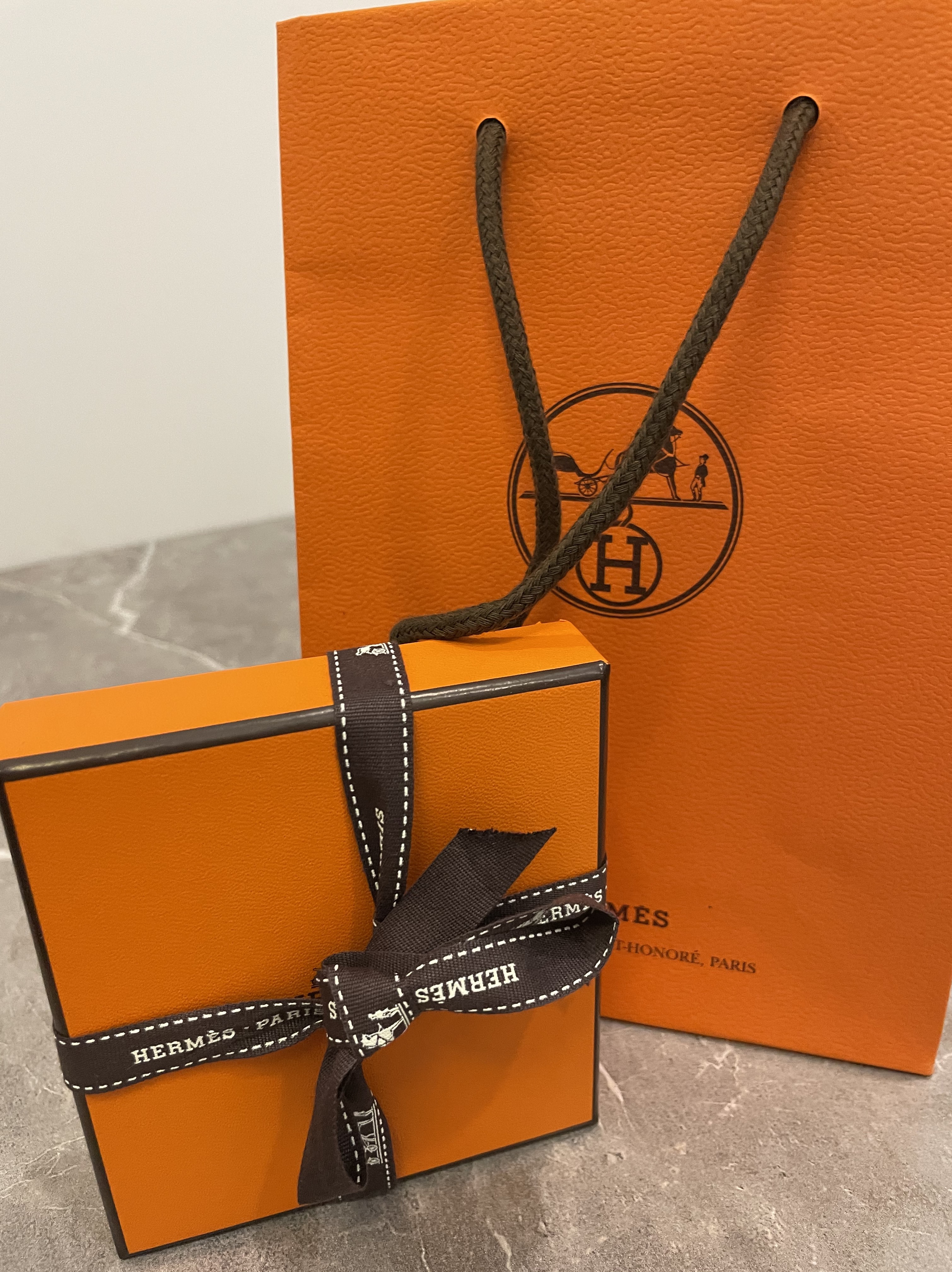 (W) Hermes Clic Clac H Bracelet Gold & Blanc 착용 스타일 - 2