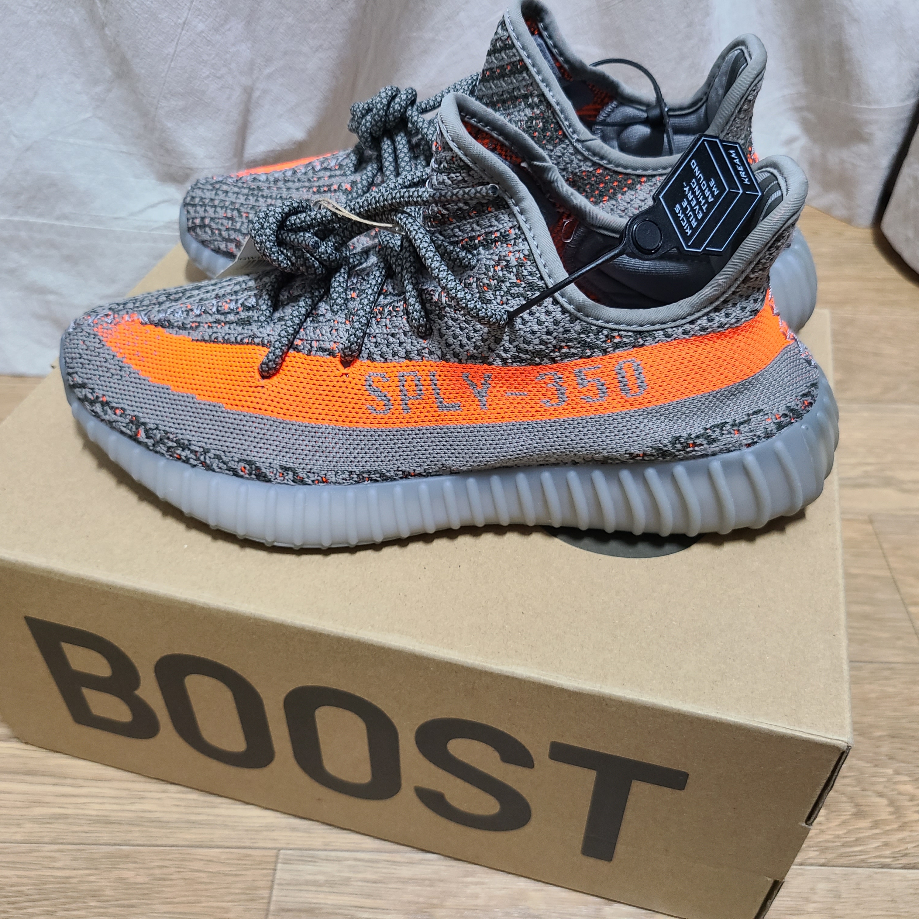 Adidas Yeezy Boost 350 V2 Beluga - Reflective 착용 스타일