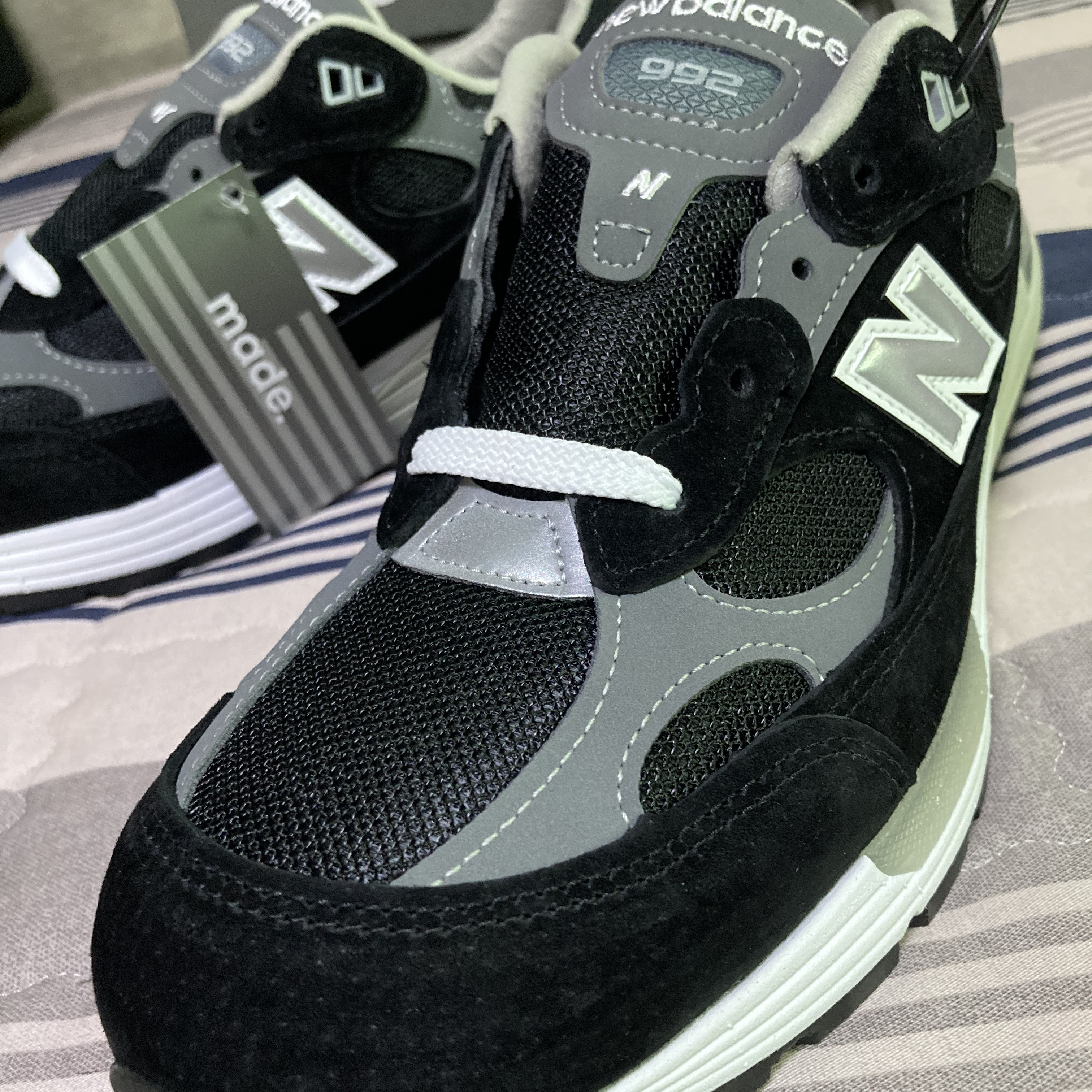 New Balance 992 Made in USA Black Grey 착용 스타일 - 2