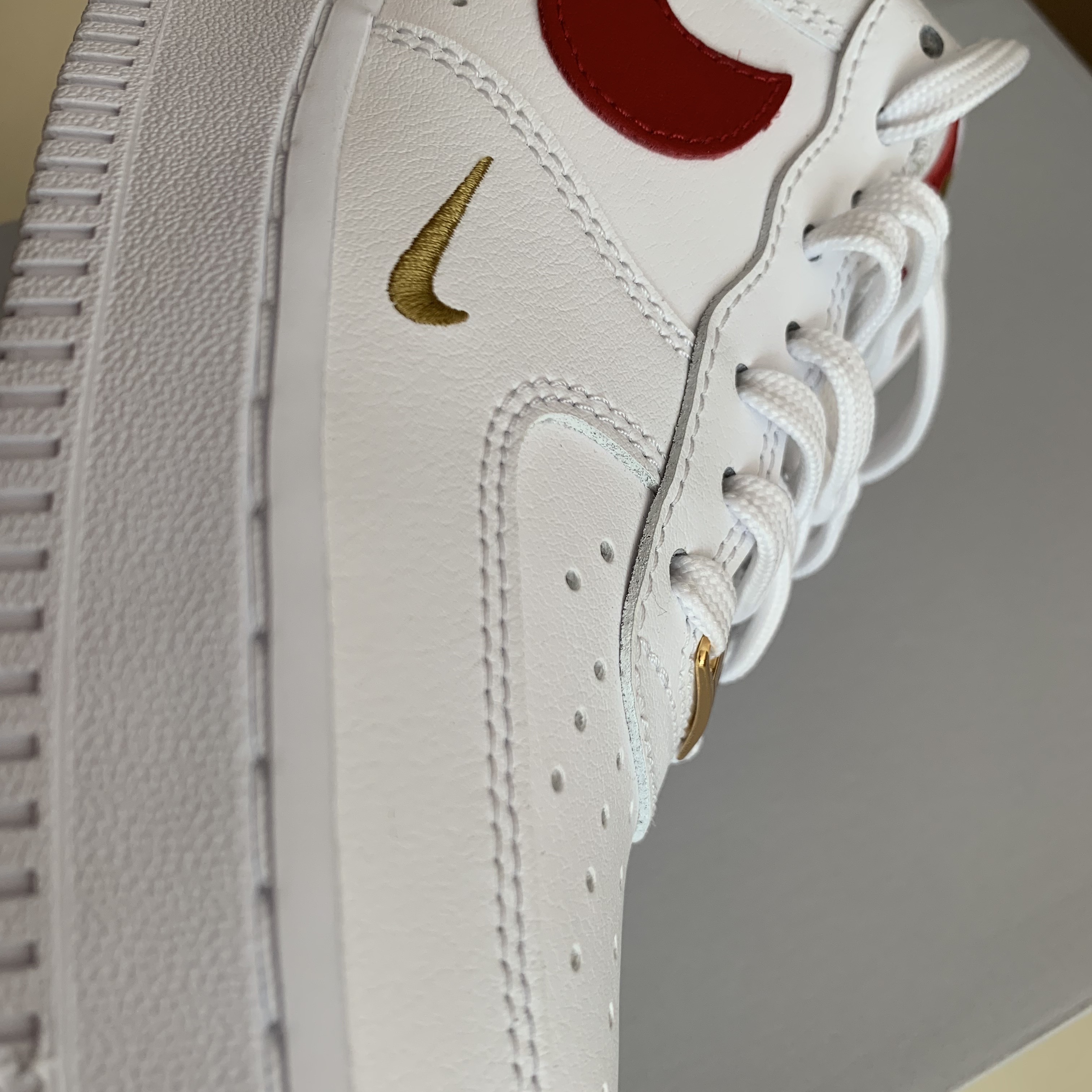 (W) Nike Air Force 1 '07 Essential White Gym Red 착용 스타일 - 2