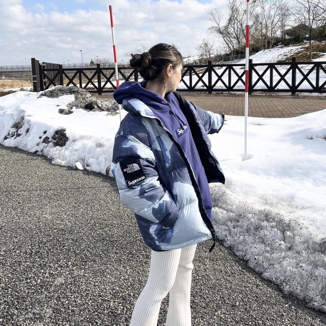 Supreme x The North Face Bleached Denim Print Nuptse Jacket Indigo - 21FW 착용 스타일