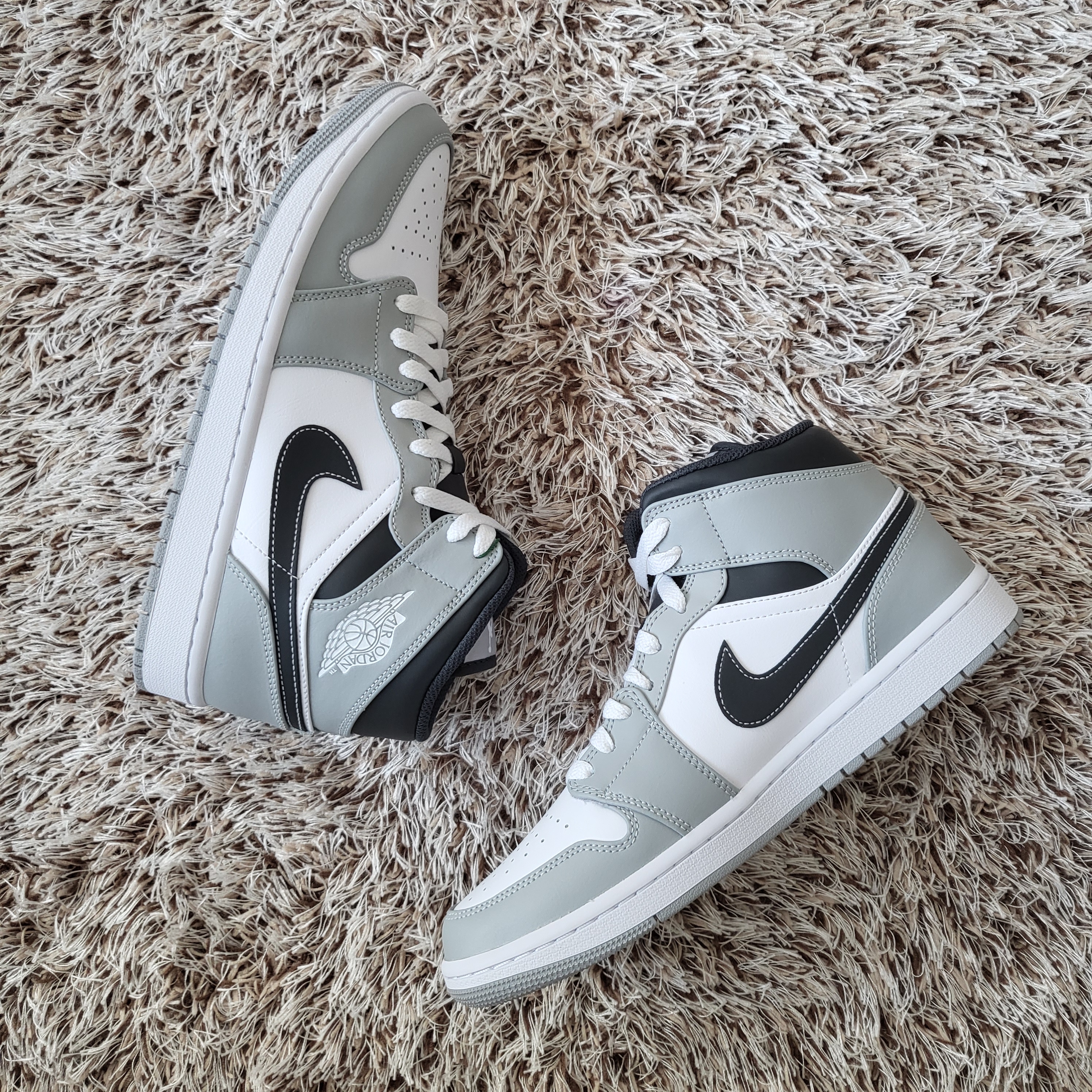 Jordan 1 Mid Light Smoke Grey Anthracite 착용 스타일