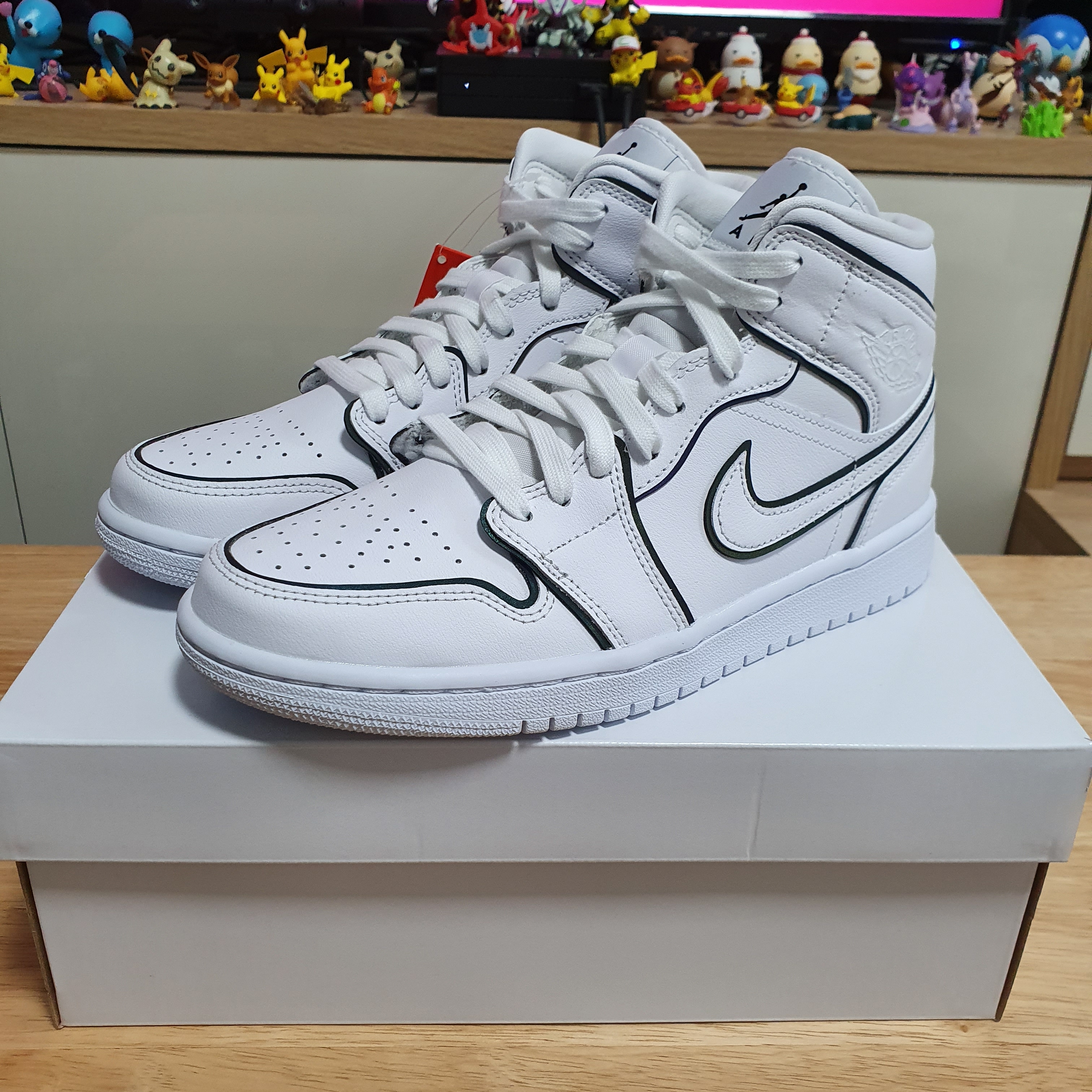 (W) Jordan 1 Mid SE Iridescent Trim 착용 스타일 - 1