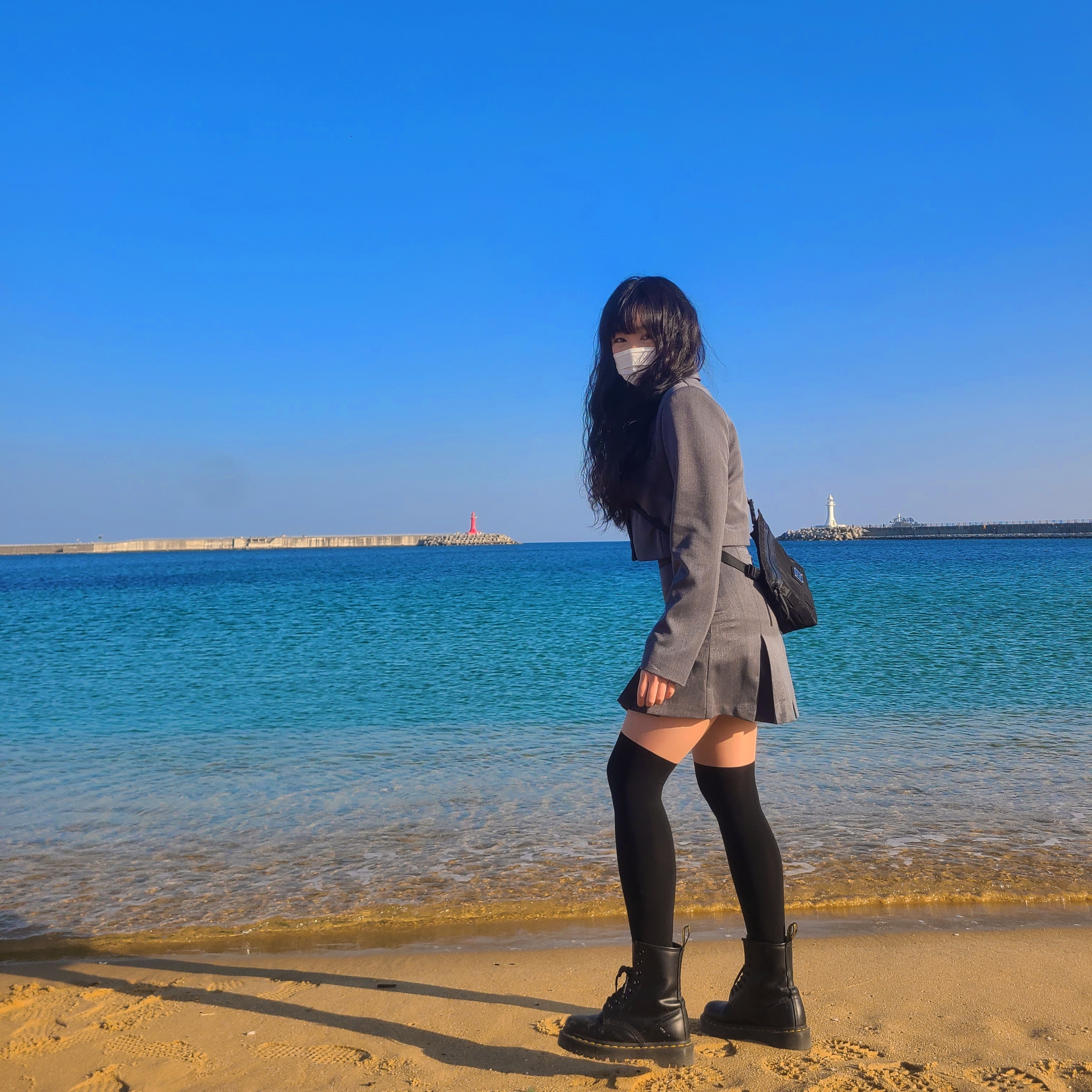 Acne Studios Face Motif Crossbody Bag Black 착용 스타일 - 1