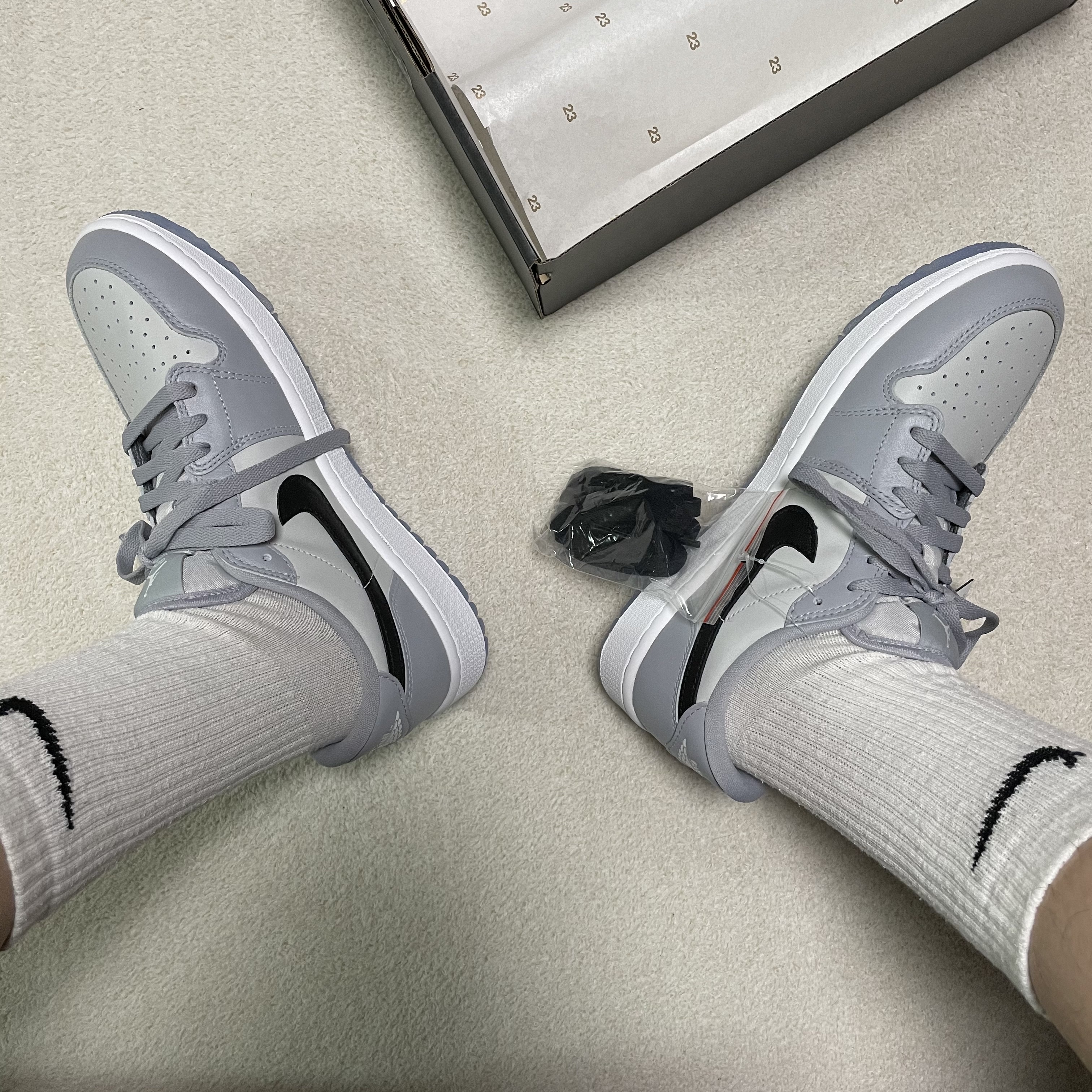 Jordan 1 Low Golf Wolf Grey 착용 스타일 - 1
