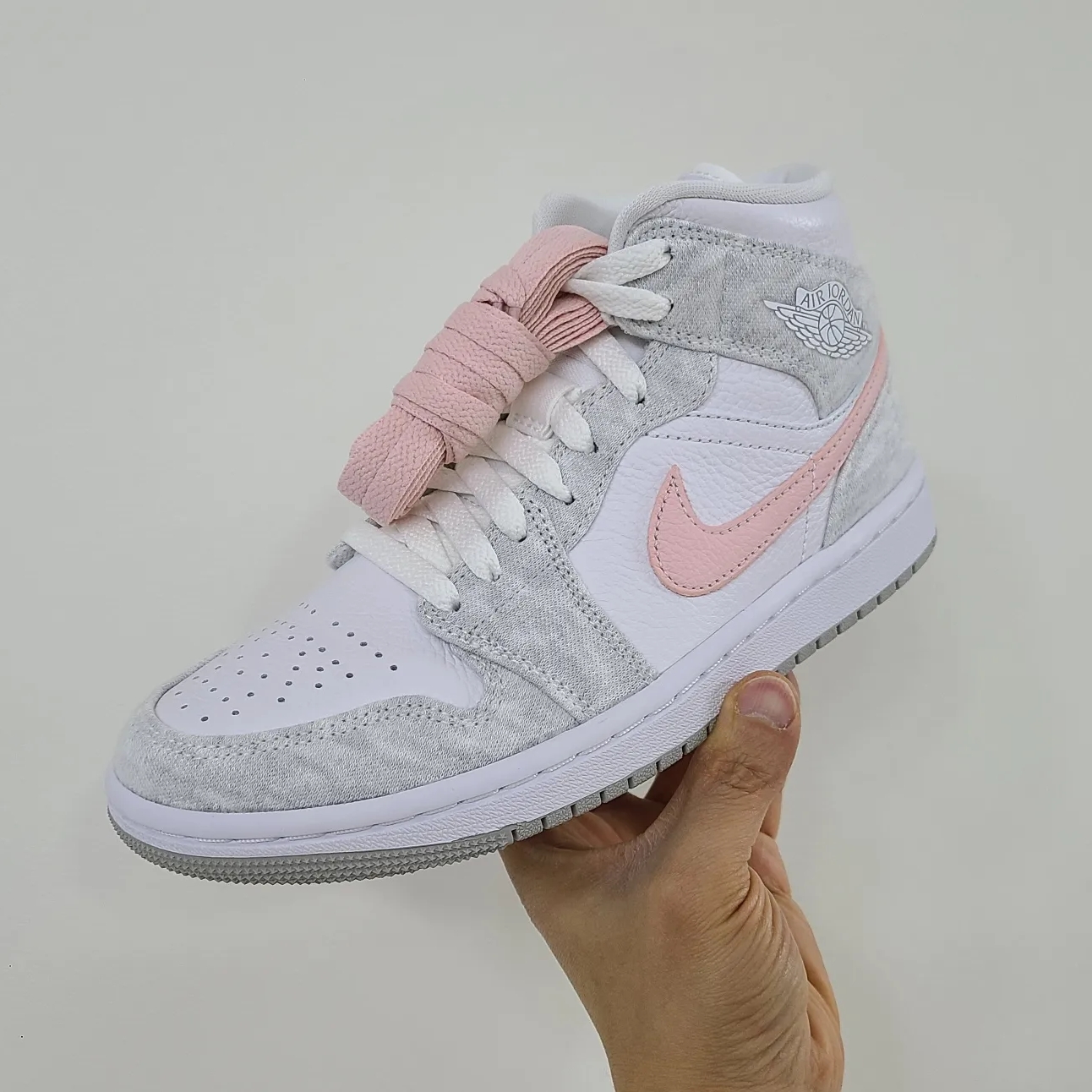 (W) Jordan 1 Mid SE Light Iron Ore 착용 스타일 - 1