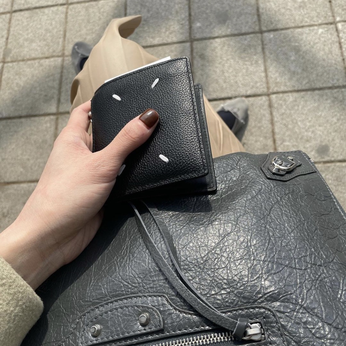 Maison Margiela Zipped Leather Wallet Black 착용 스타일