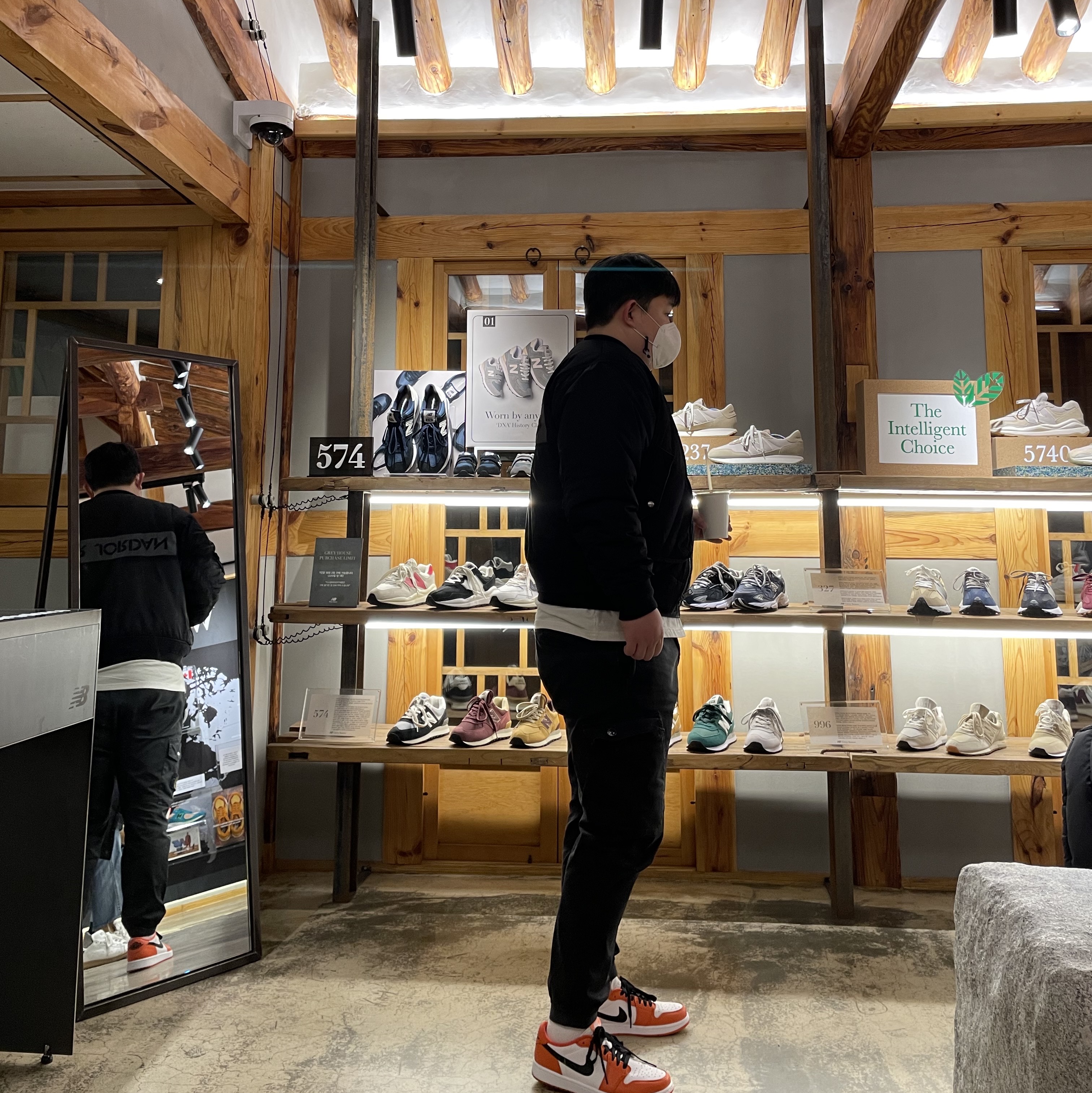 (W) Jordan 1 Low OG Starfish, Stone Island 313L1 Old Dye Treatment Cargo Pants Black - 21FW 착용 스타일