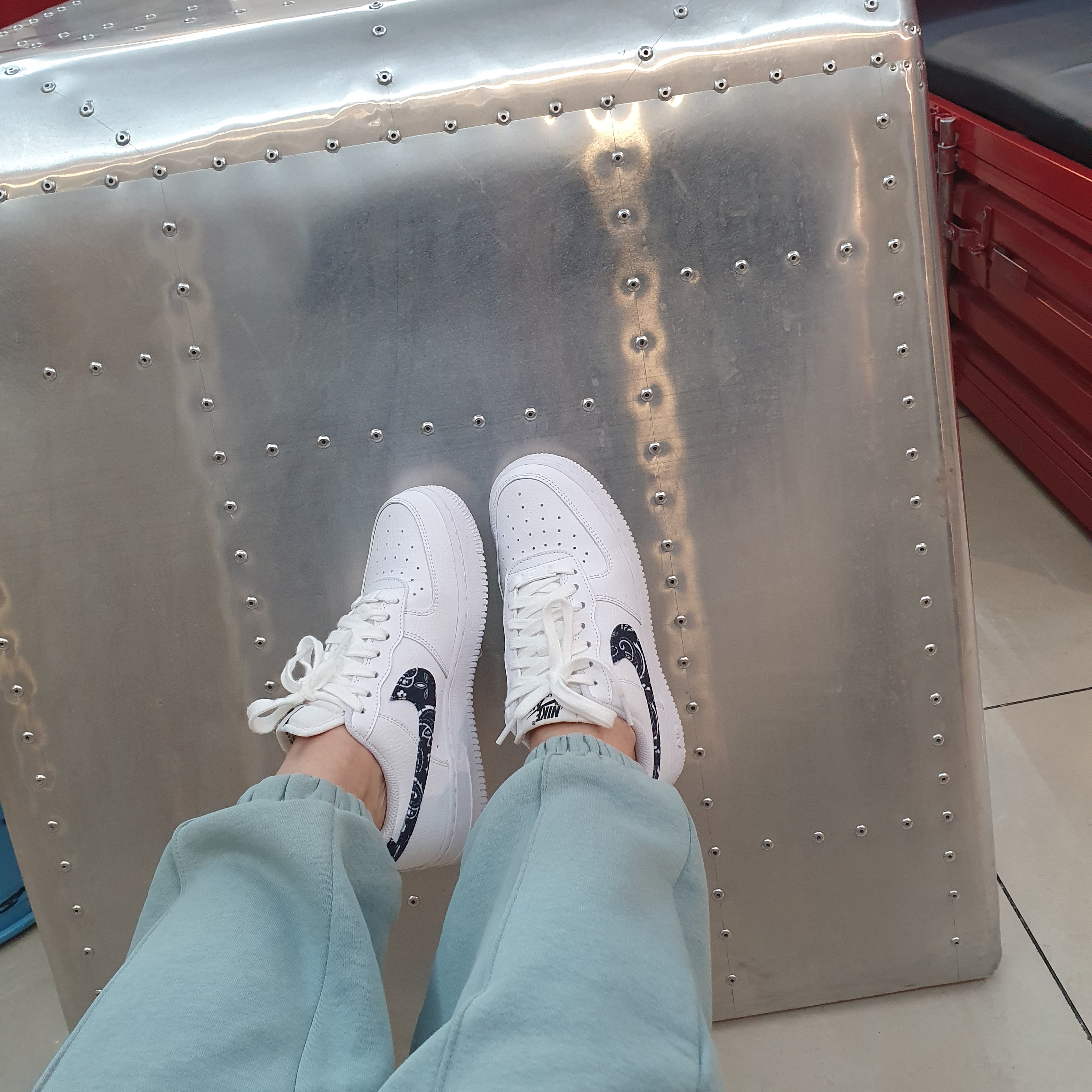 (W) Nike Air Force 1 '07 Essential Paisley Swoosh White Black 착용 스타일
