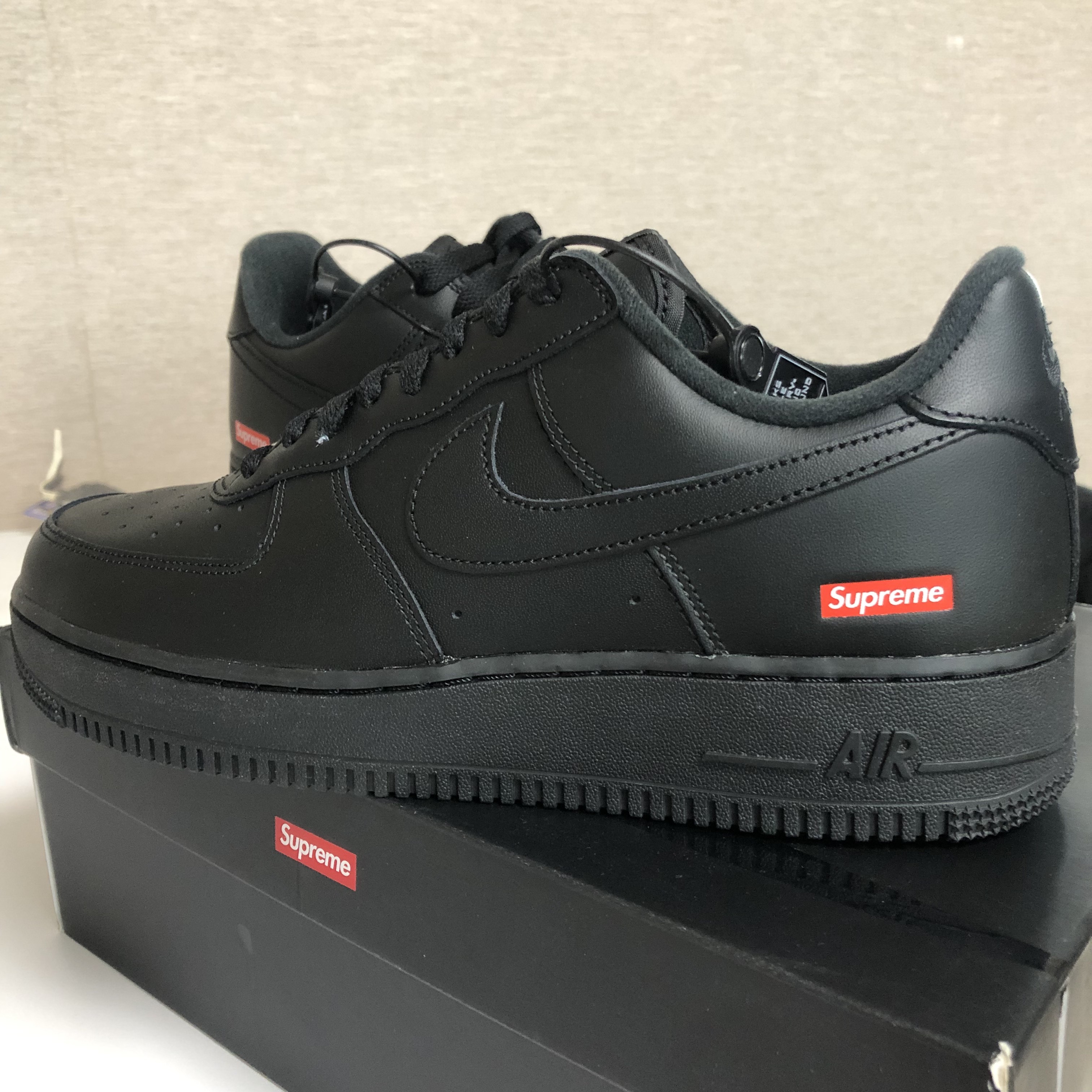 Nike x Supreme Air Force 1 Low Black 착용 스타일 - 1
