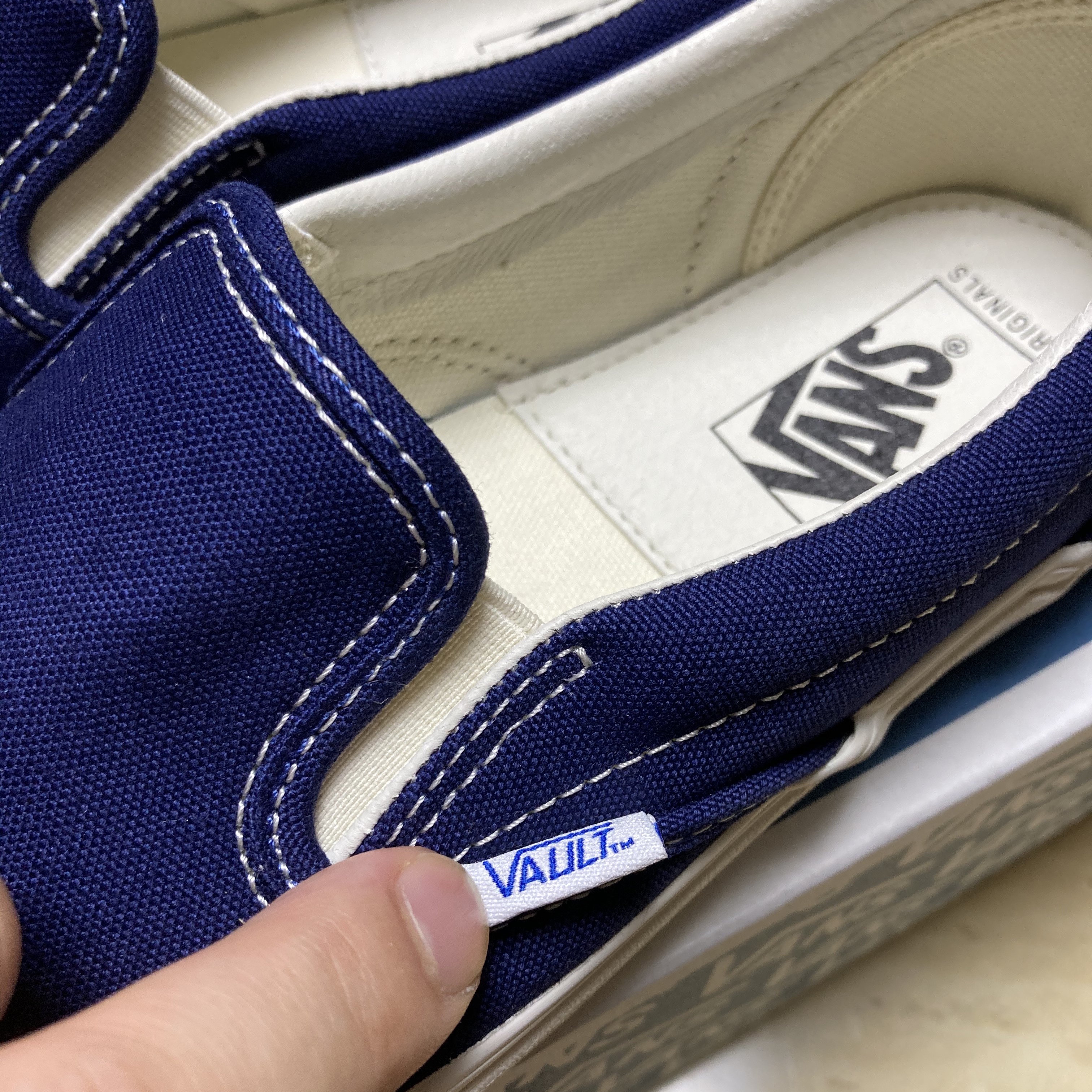 Vans Vault OG Classic Slip-On LX Peacoat Navy 착용 스타일 - 3