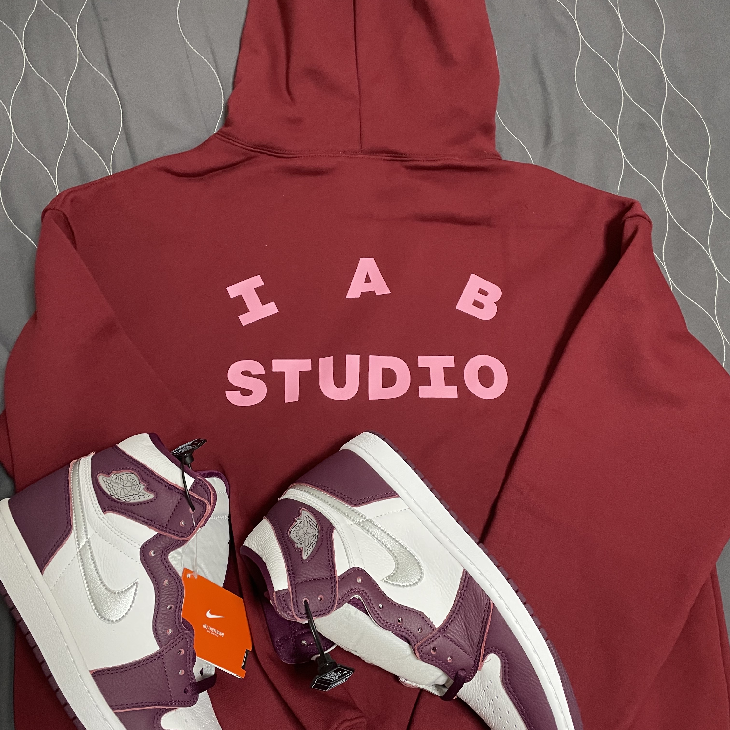IAB Studio Hoodie Raspberry, Jordan 1 Retro High OG Bordeaux 착용 스타일