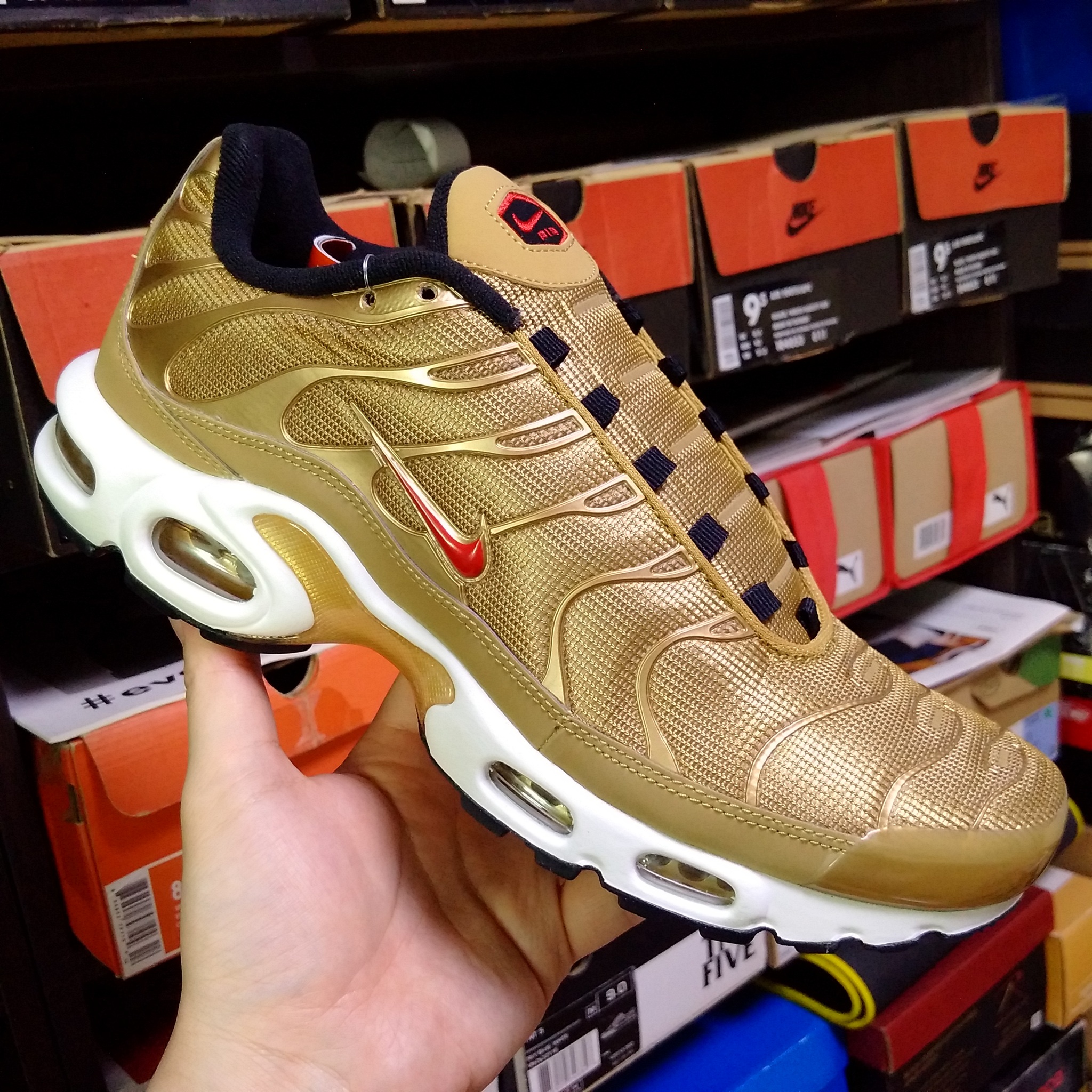 Nike Air Max Plus Metallic Gold 착용 스타일 - 1