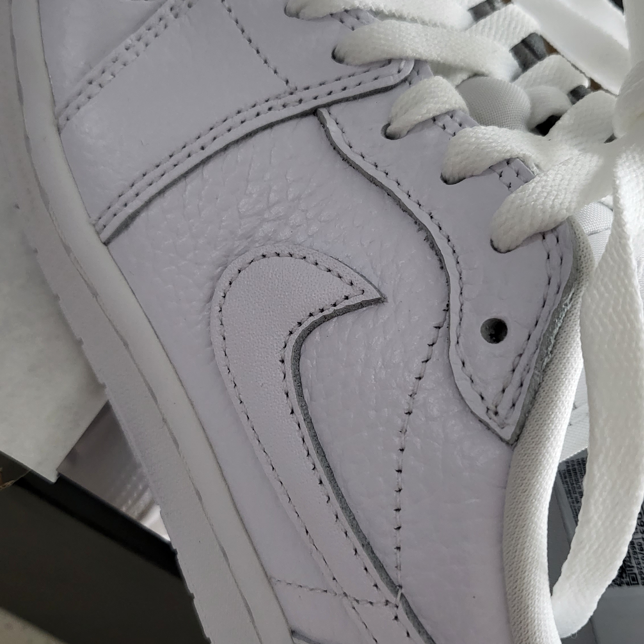 Jordan 1 Low Golf Triple White 착용 스타일 - 3