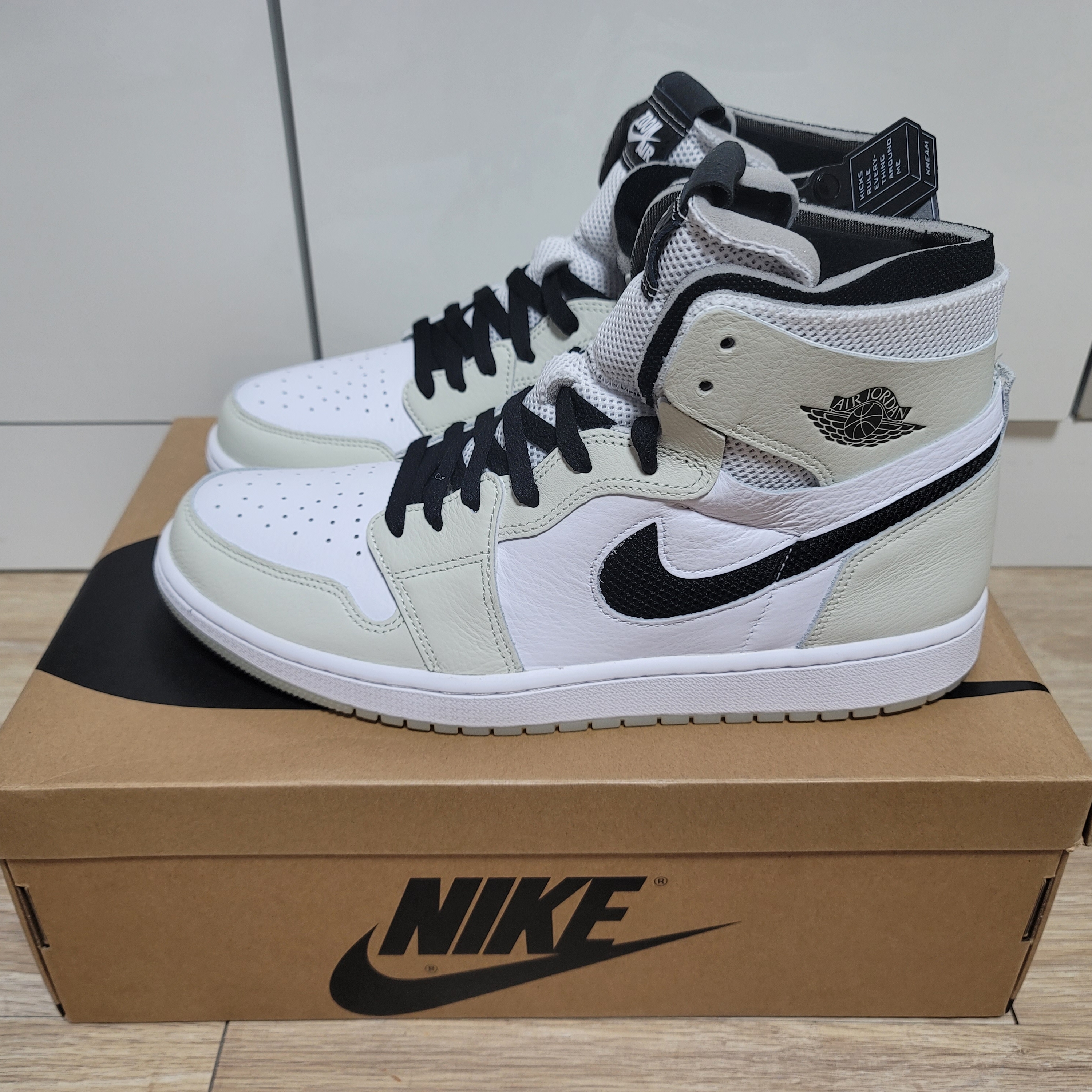 (W) Jordan 1 Zoom Air CMFT Light Bone 착용 스타일 - 1