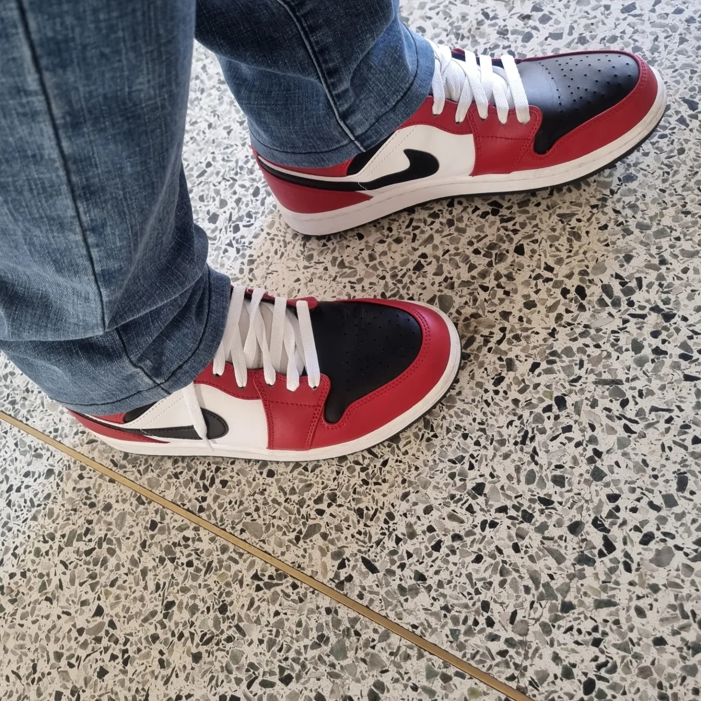Jordan 1 Mid Chicago Black Toe 착용 스타일 - 4