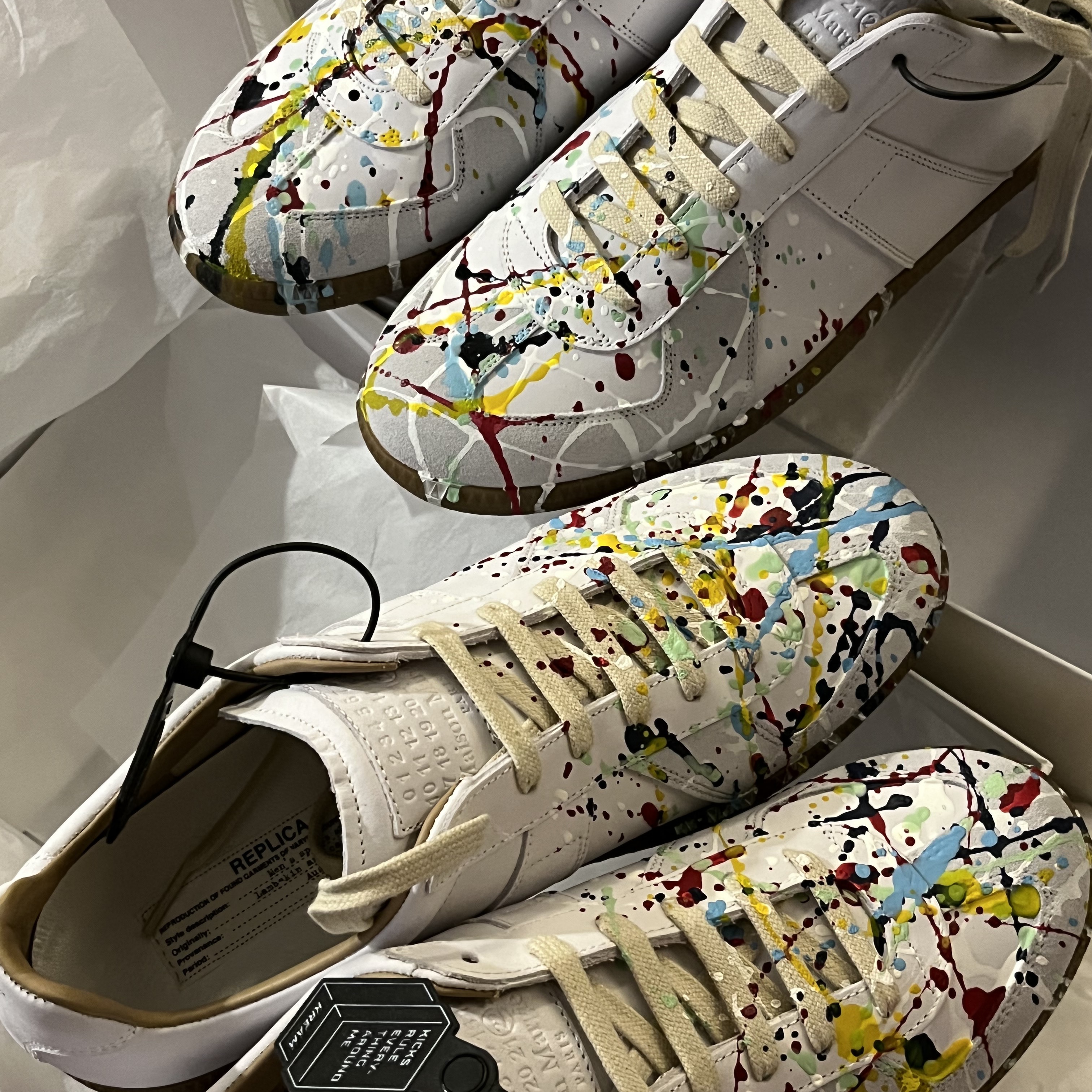 Maison Margiela Replica Paint Drop Sneakers 착용 스타일