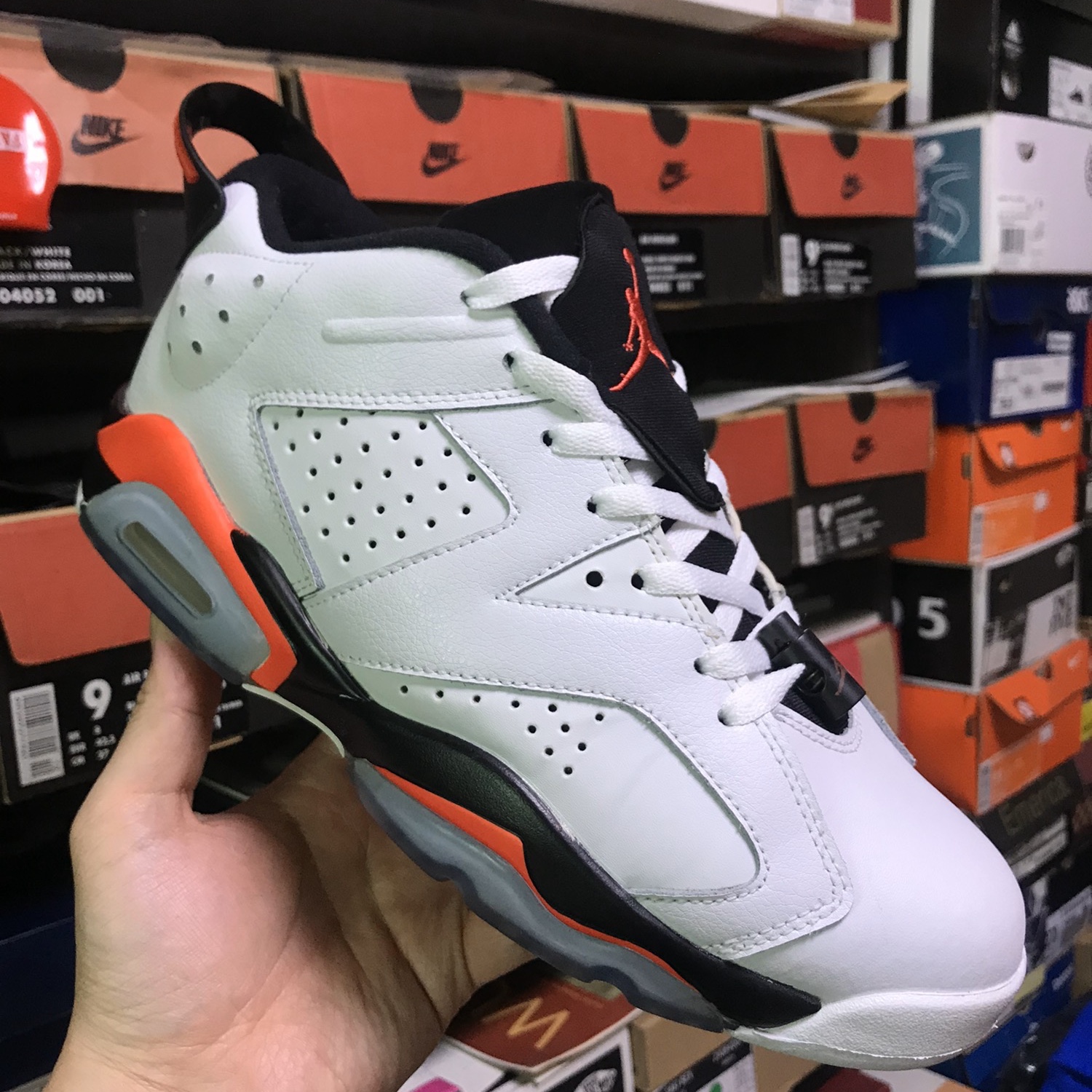 Jordan 6 Retro Low Infrared White 착용 스타일 - 1