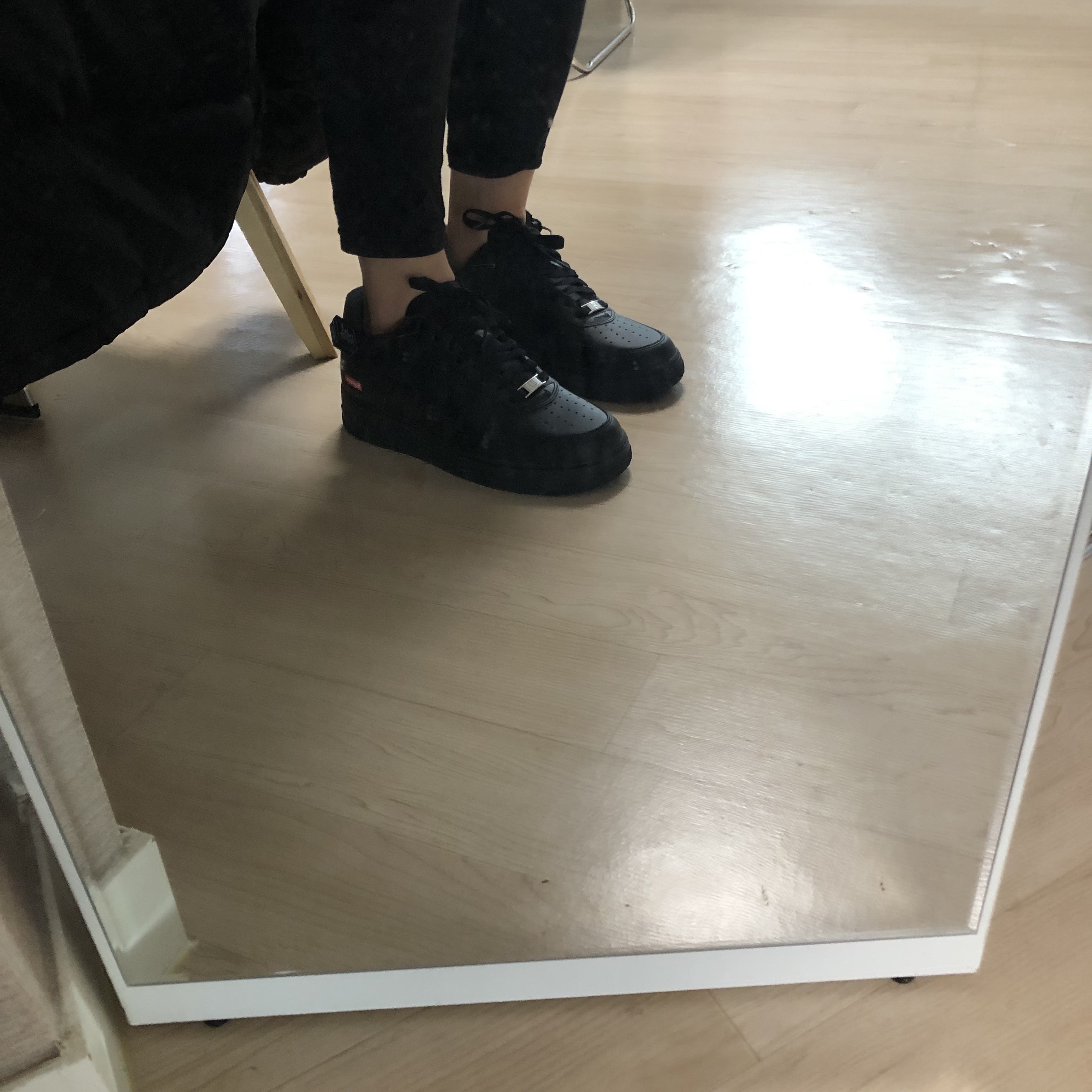 Nike x Supreme Air Force 1 Low Black 착용 스타일 - 2