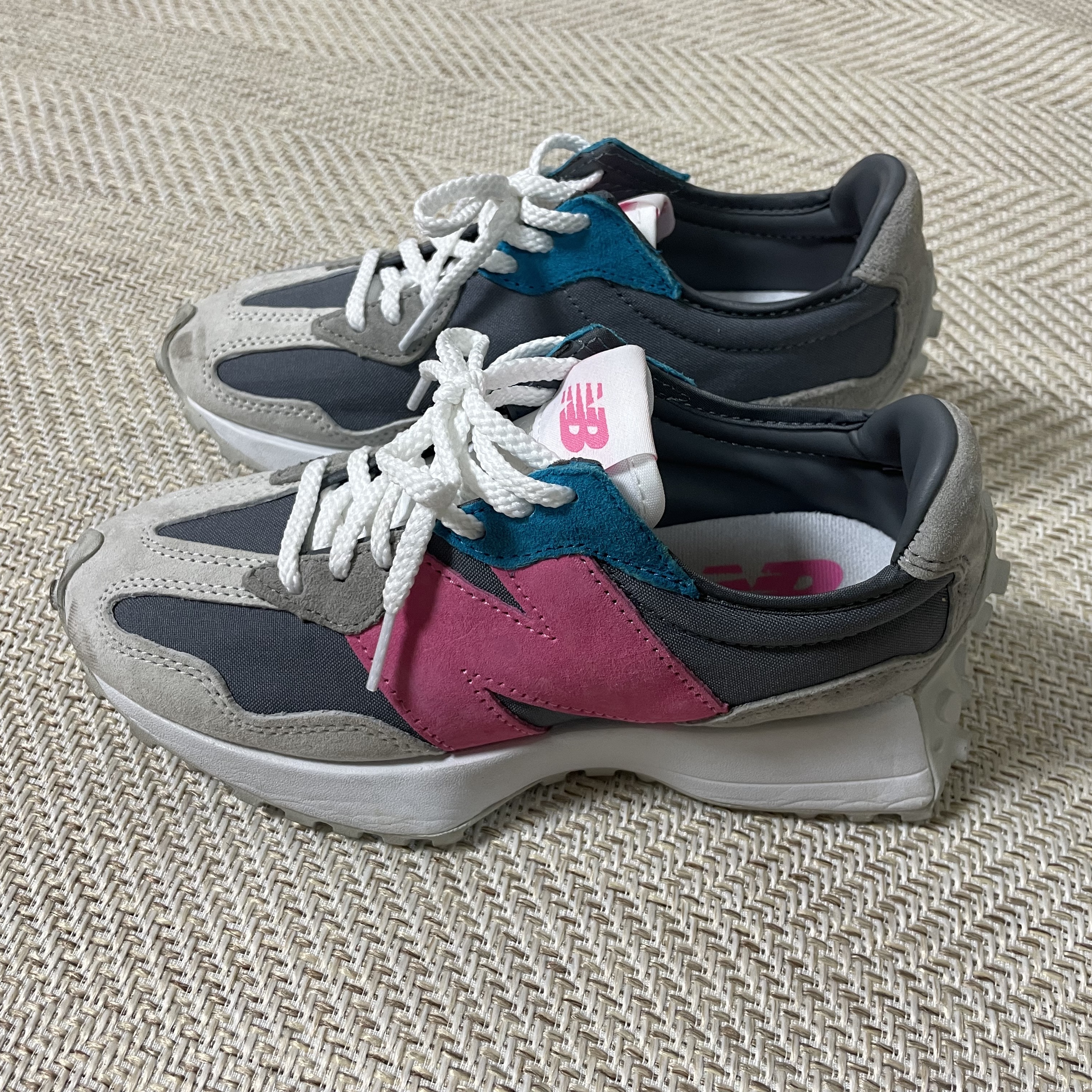 (W) New Balance 327 Grey Pink - JD Sports Exclusive 착용 스타일