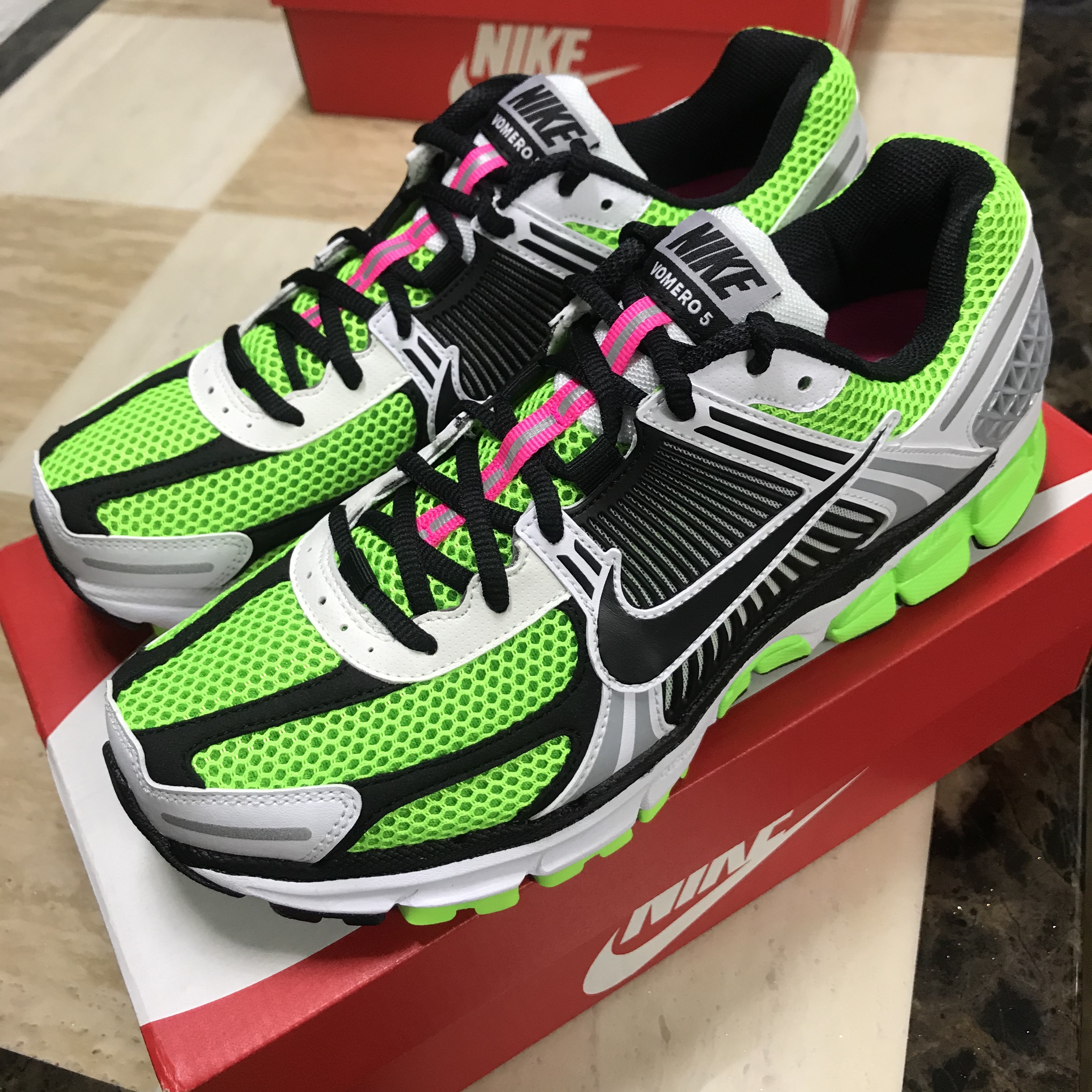 Nike Zoom Vomero 5 Electric Green Black 착용 스타일 - 2