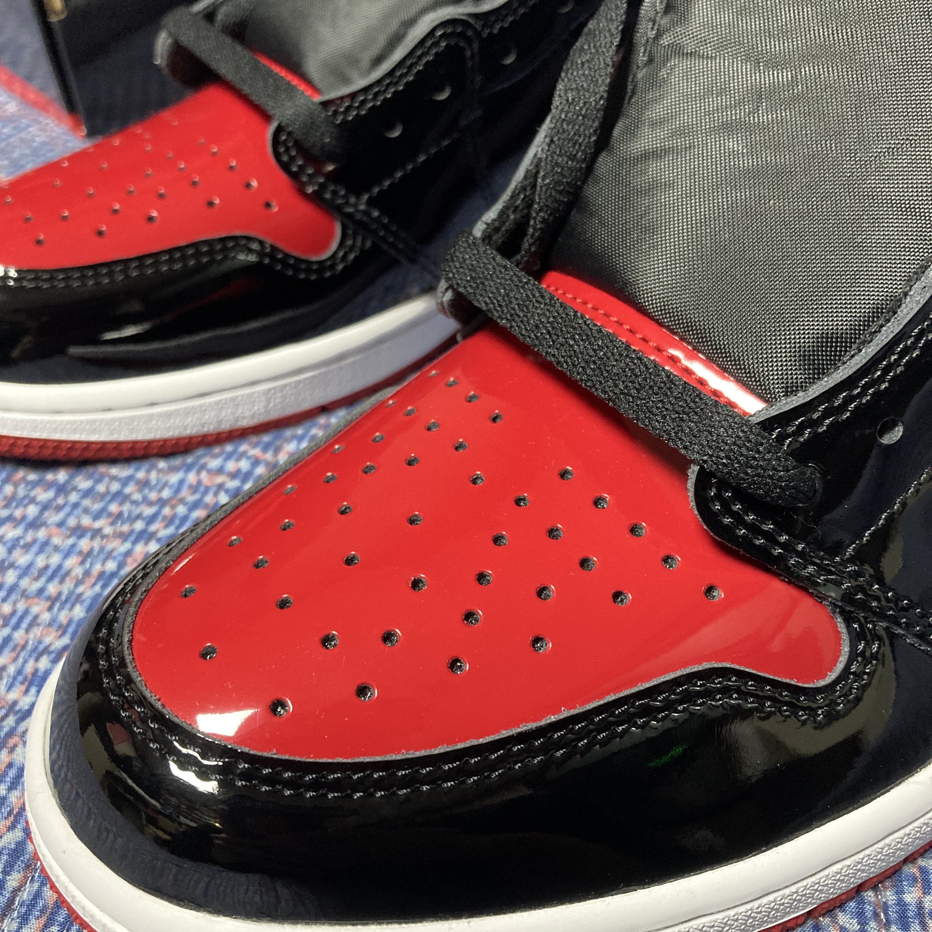 Jordan 1 Retro High OG Patent Bred 착용 스타일 - 2