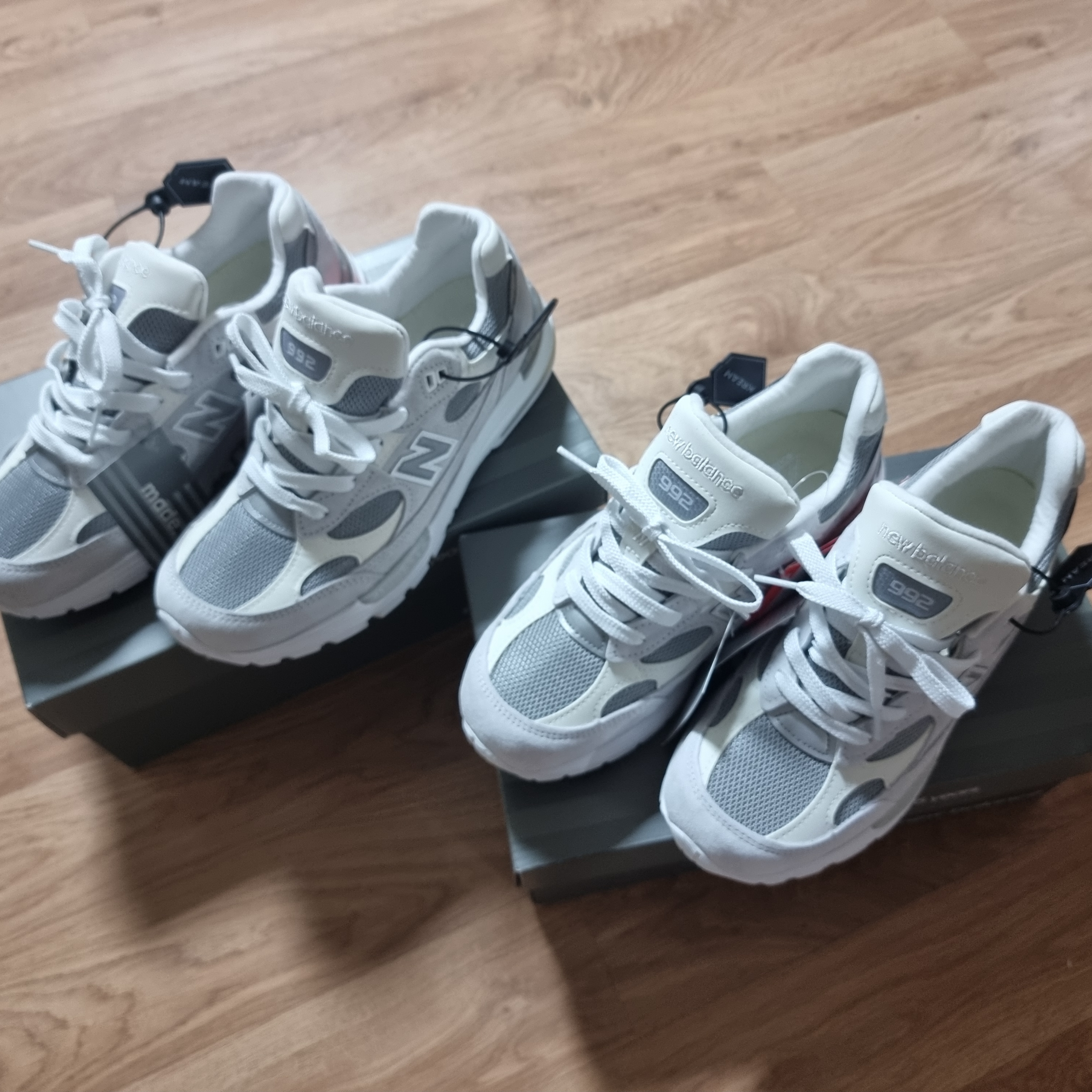 New Balance 992 Made in USA White Silver, (W) Jordan 1 Retro High OG Atmosphere 착용 스타일 - 1