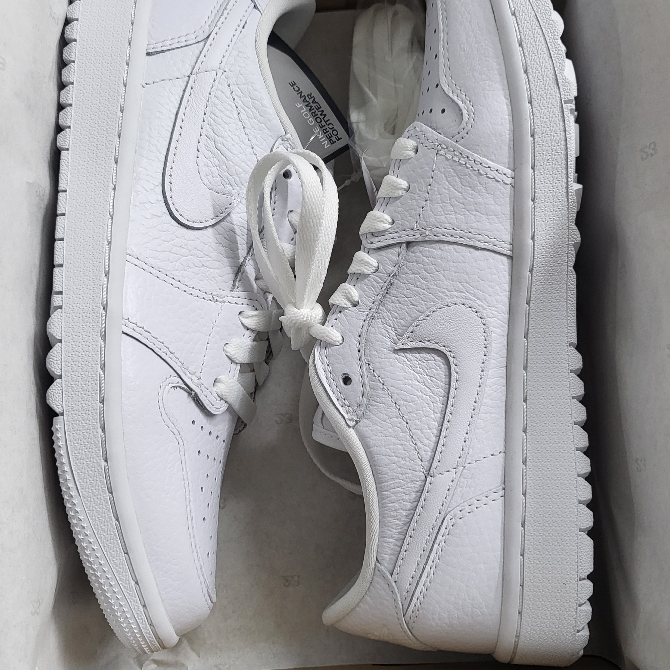 Jordan 1 Low Golf Triple White 착용 스타일 - 1