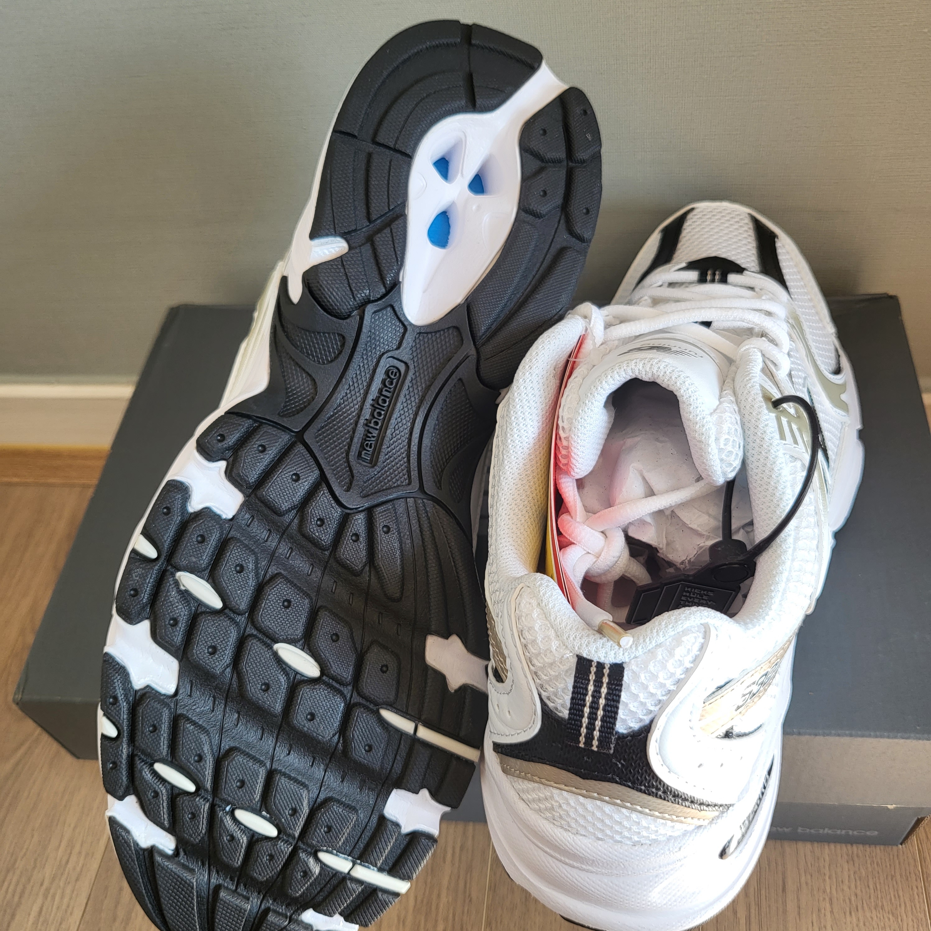 New Balance 530 Off White Gold 착용 스타일 - 3