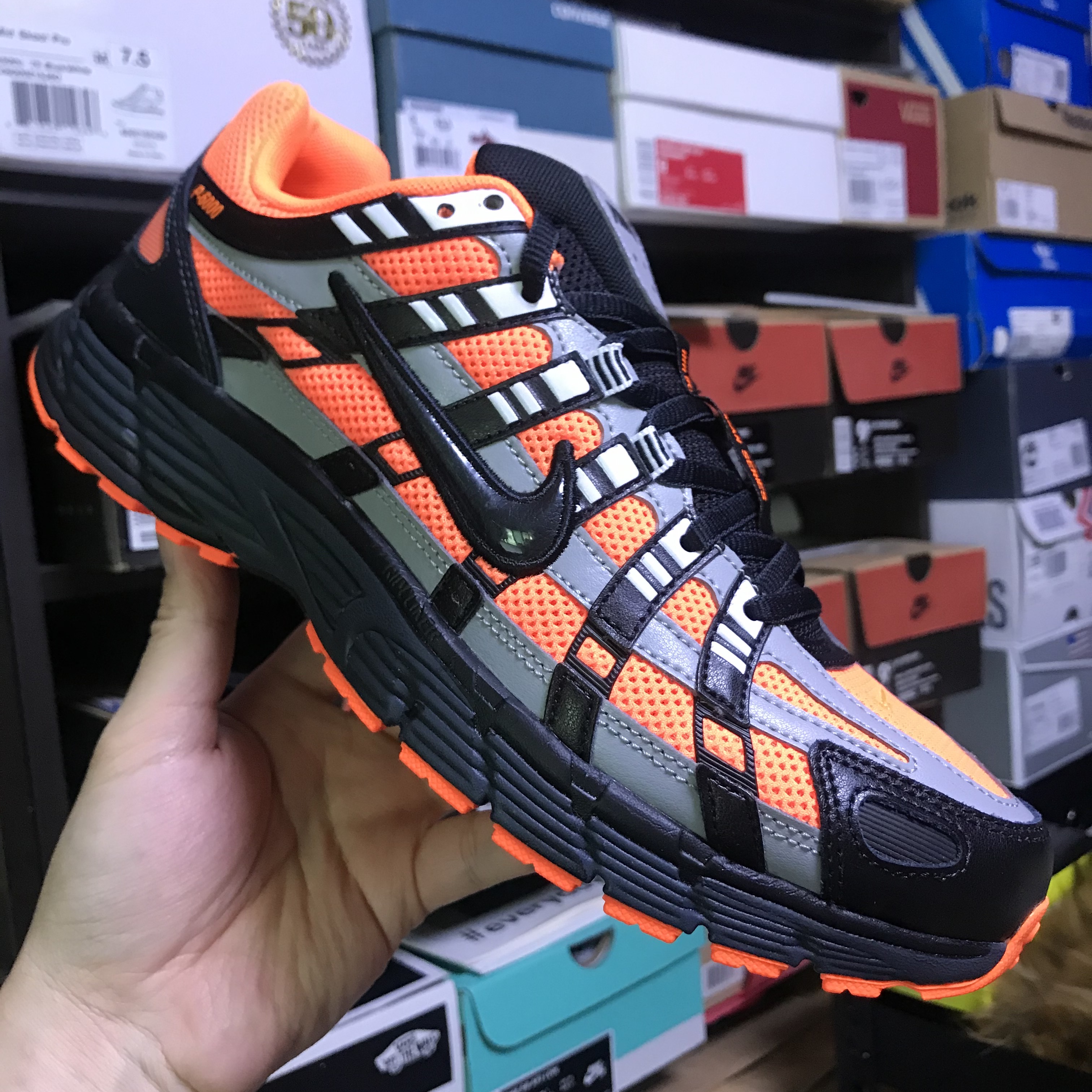 Nike P-6000 Total Orange Black 착용 스타일 - 1