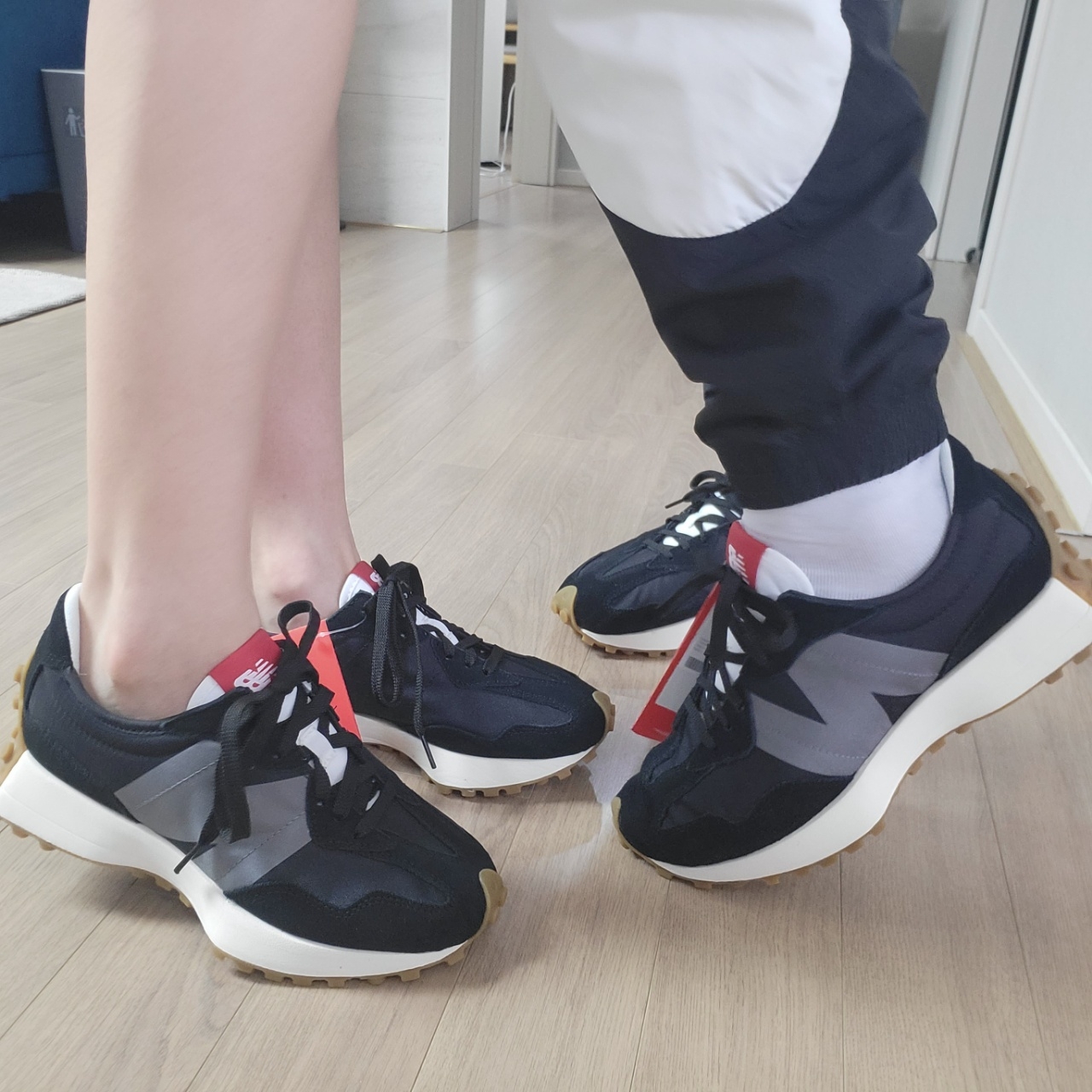 New Balance 327 Black Grey Gum 착용 스타일 - 3