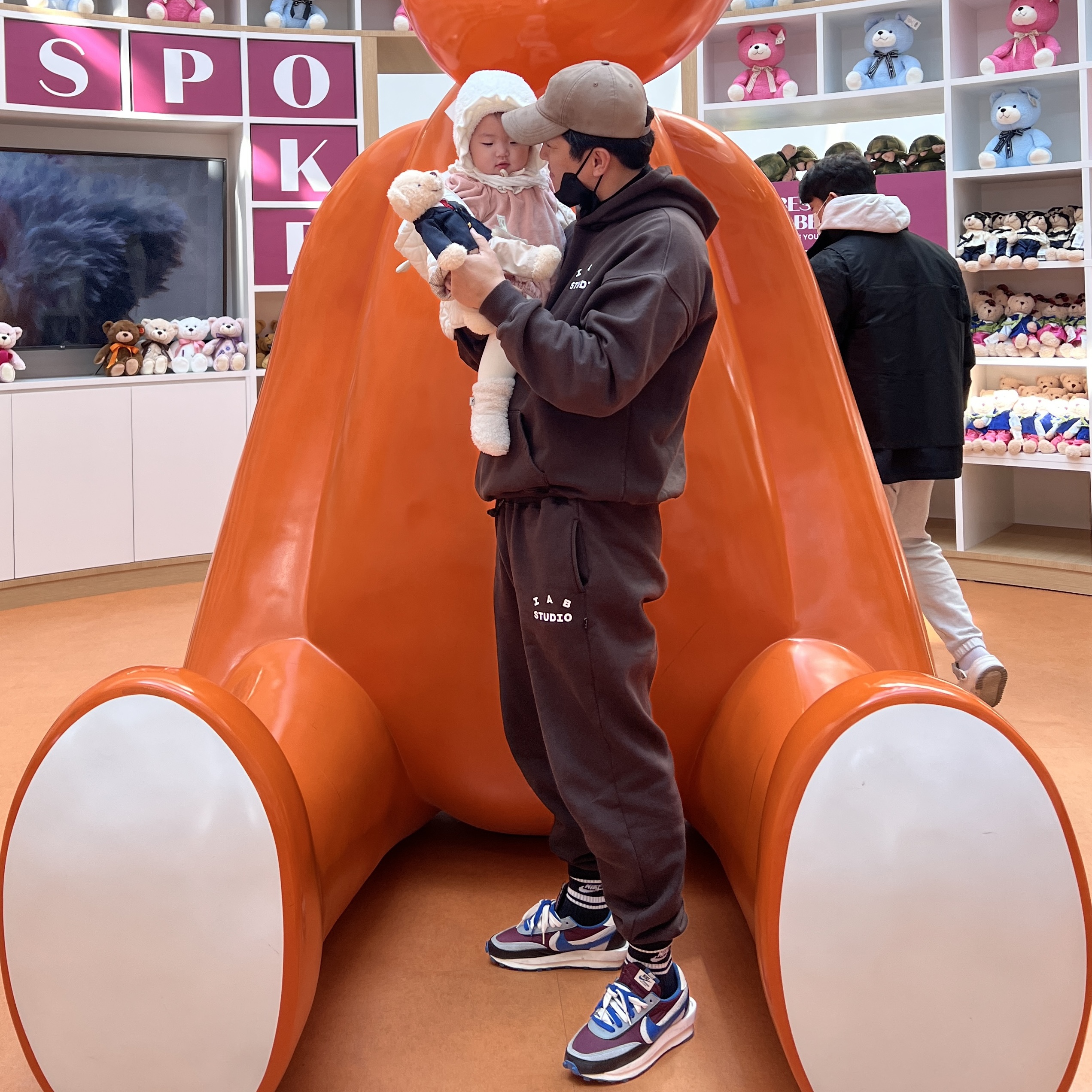 Nike x Sacai x Undercover LDWaffle Night Maroon Team Royal, IAB Studio Hoodie Brown 착용 스타일
